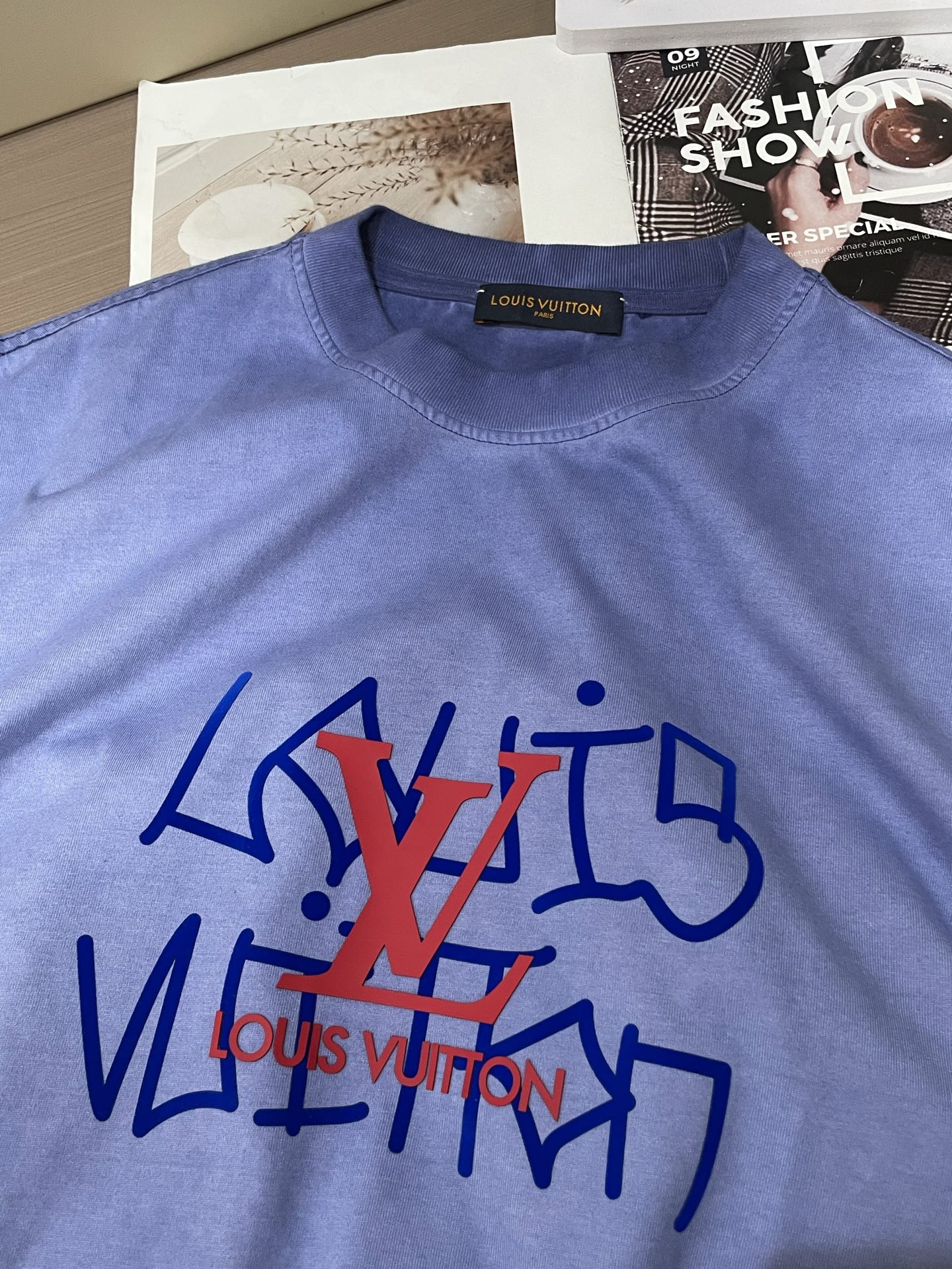 
Lv浅紫水洗做旧 LV T 恤，手写体涂鸦字母+经典老花标，复古又潮。宽松版型，日常单穿或叠穿都很绝，