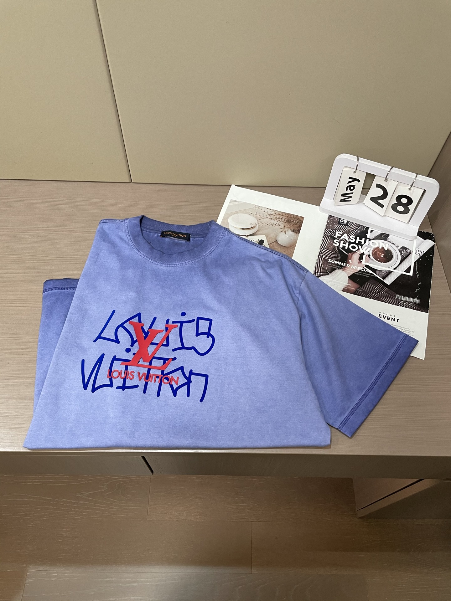 
Lv浅紫水洗做旧 LV T 恤，手写体涂鸦字母+经典老花标，复古又潮。宽松版型，日常单穿或叠穿都很绝，