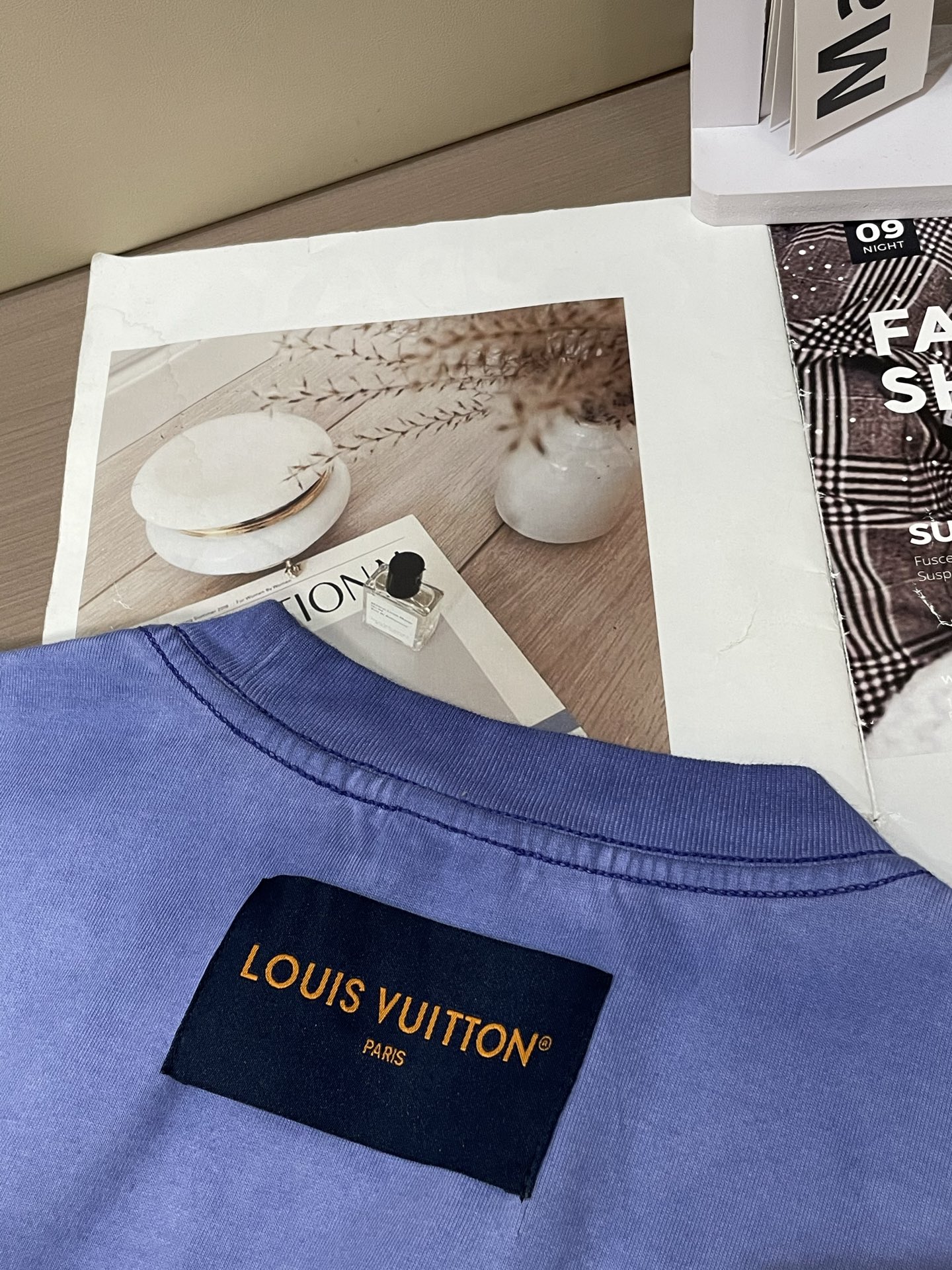 
Lv浅紫水洗做旧 LV T 恤，手写体涂鸦字母+经典老花标，复古又潮。宽松版型，日常单穿或叠穿都很绝，