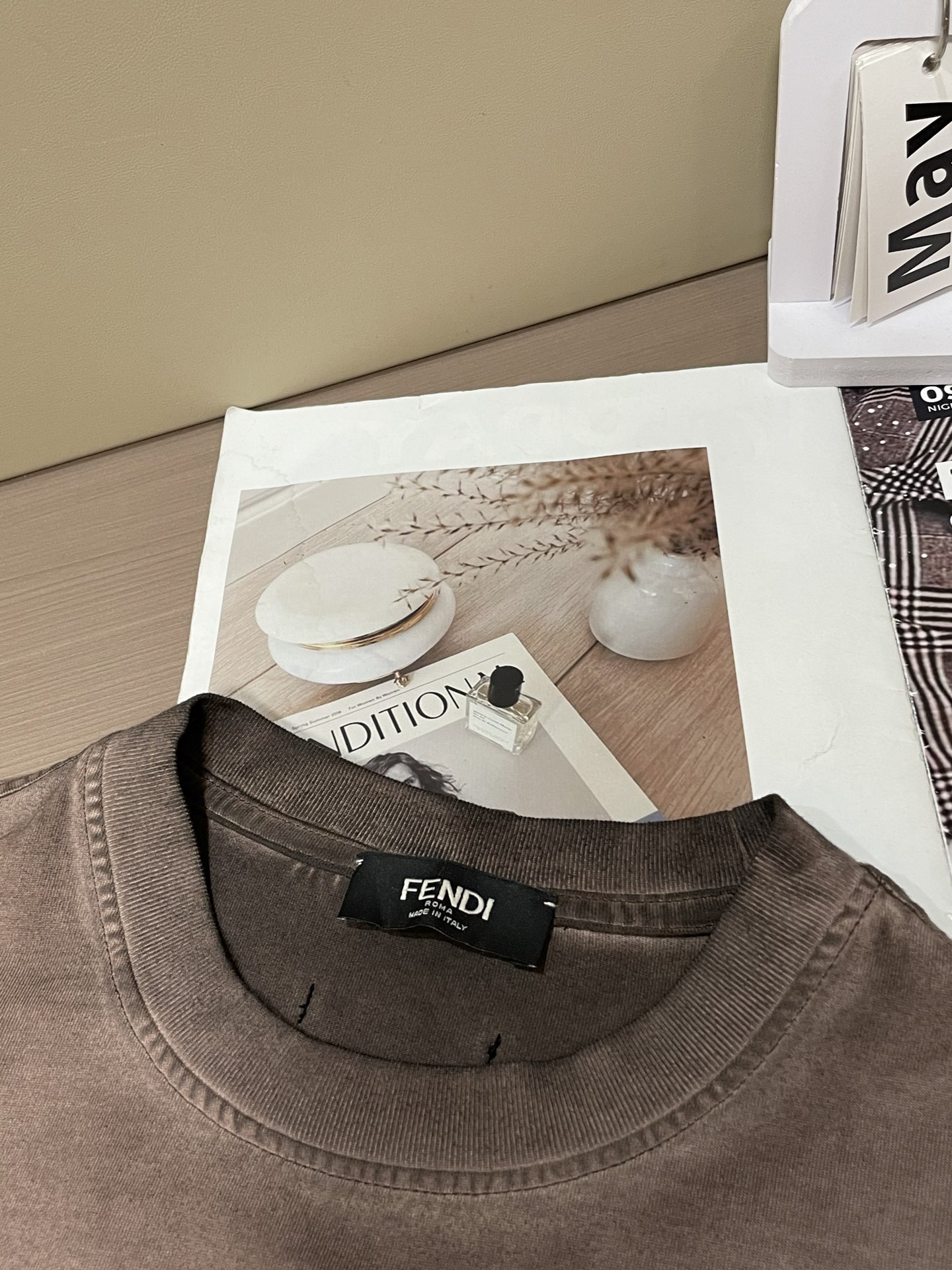 
做旧灰 Fendi T 恤，经典黄标 Logo 点缀，复古感拉满。宽松版型，日常单穿随性，搭牛仔裤、短