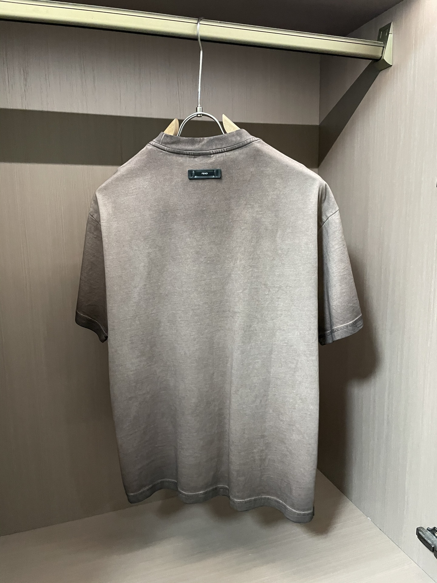 
做旧灰 Fendi T 恤，经典黄标 Logo 点缀，复古感拉满。宽松版型，日常单穿随性，搭牛仔裤、短
