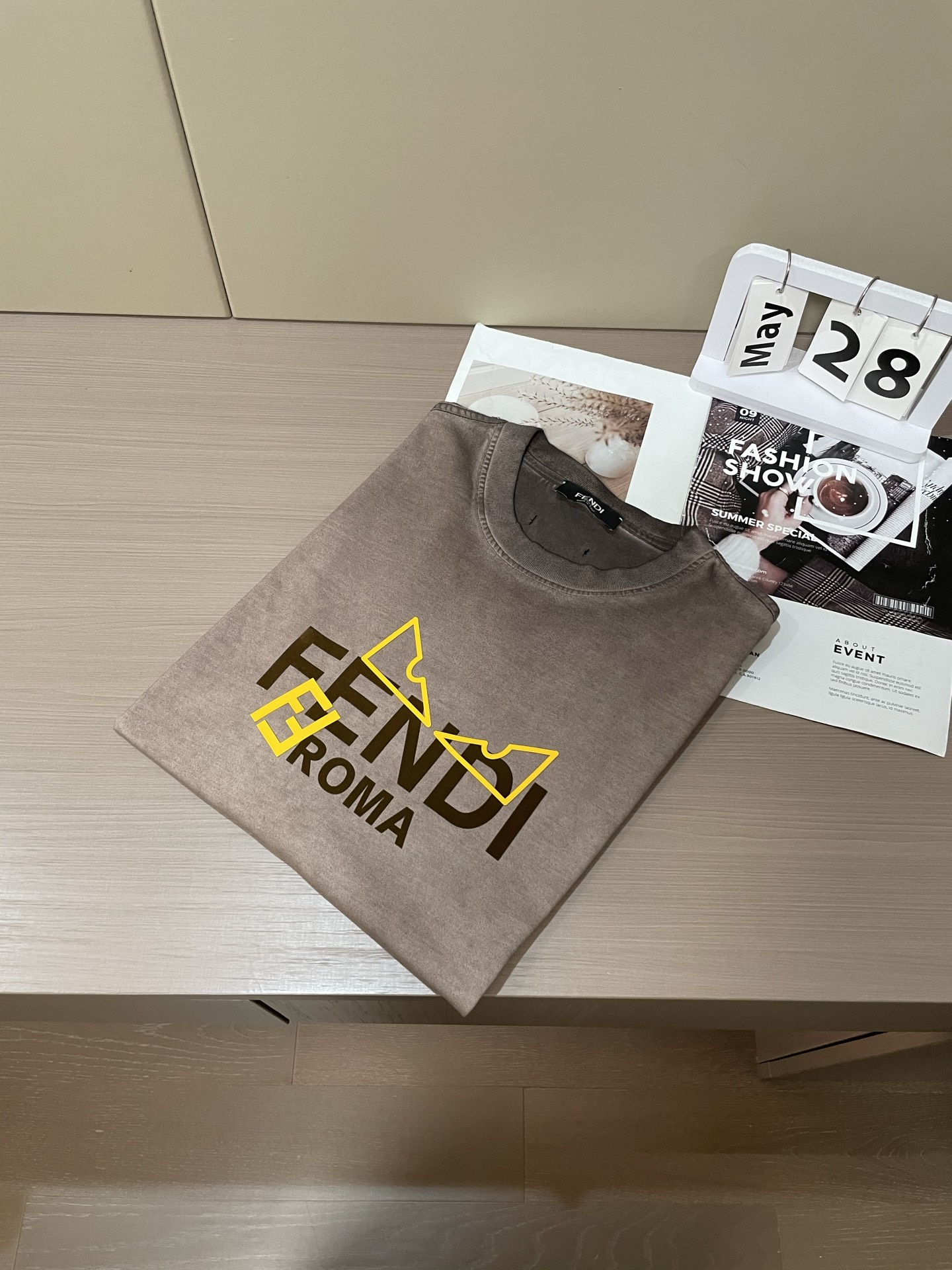
做旧灰 Fendi T 恤，经典黄标 Logo 点缀，复古感拉满。宽松版型，日常单穿随性，搭牛仔裤、短