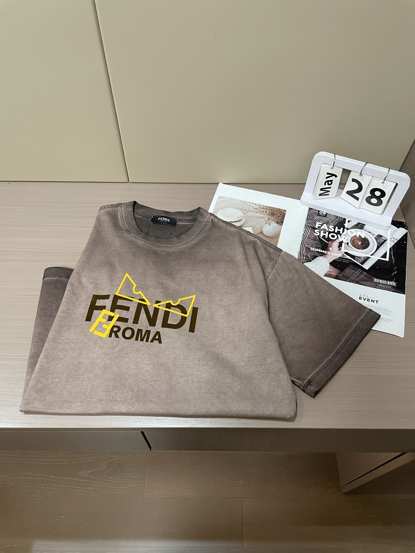 
做旧灰 Fendi T 恤，经典黄标 Logo 点缀，复古感拉满。宽松版型，日常单穿随性，搭牛仔裤、短