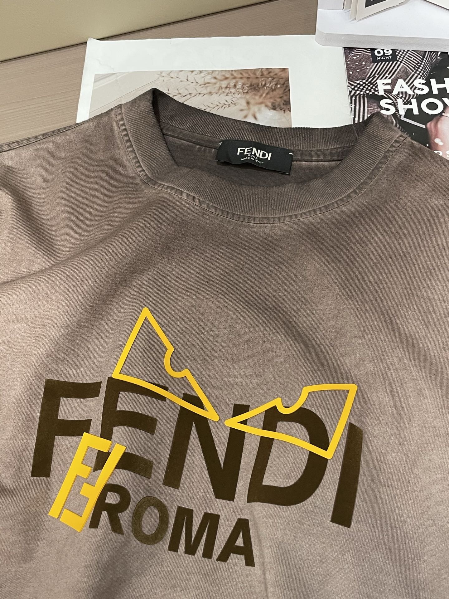
做旧灰 Fendi T 恤，经典黄标 Logo 点缀，复古感拉满。宽松版型，日常单穿随性，搭牛仔裤、短
