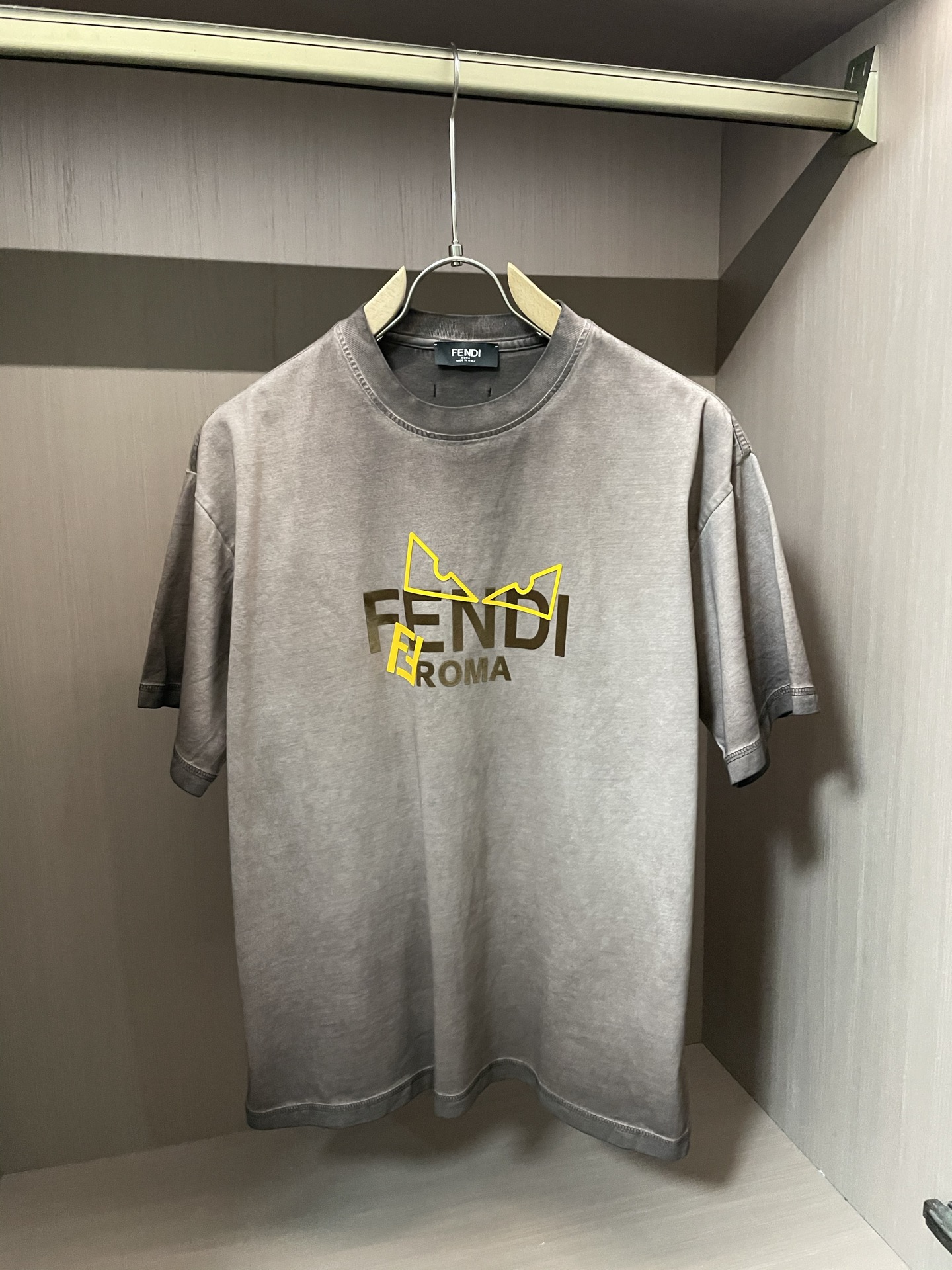 
做旧灰 Fendi T 恤，经典黄标 Logo 点缀，复古感拉满。宽松版型，日常单穿随性，搭牛仔裤、短