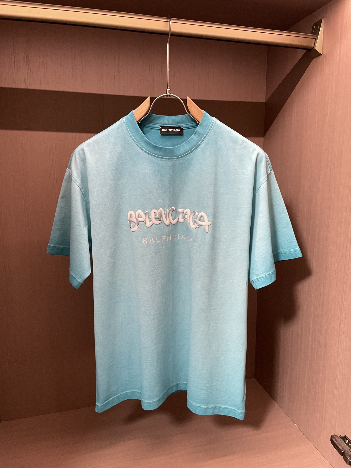 
巴黎世家浅蓝水洗 T 恤，渐变色调自带清新感，立体字母印花精致。宽松版型，日常单穿或搭外套都很绝，轻松