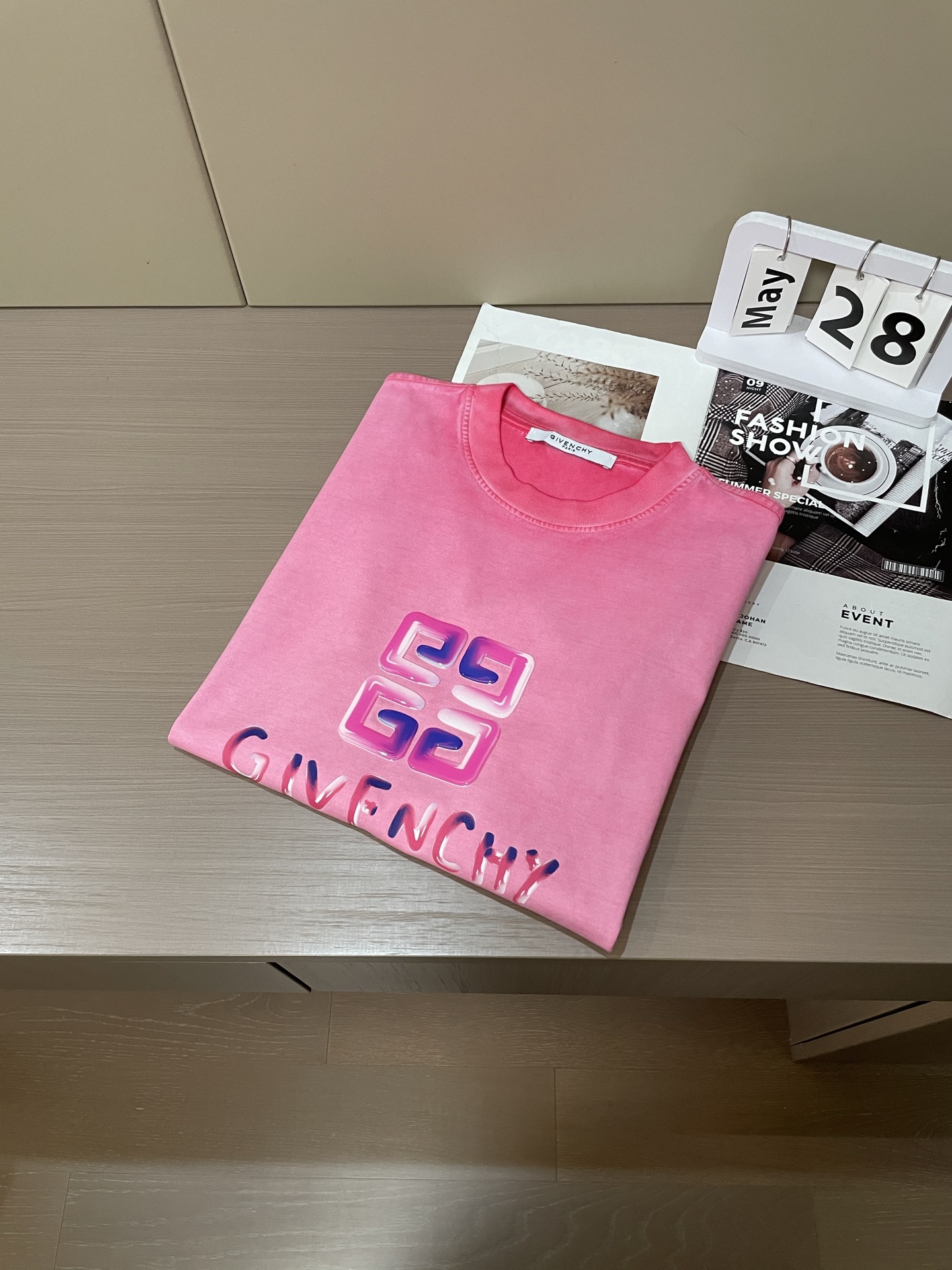 
纪梵希（GIVENCHY）粉色T恤，男女同款。 经典 logo 设计，色彩亮眼。宽松版型，日常穿搭吸睛