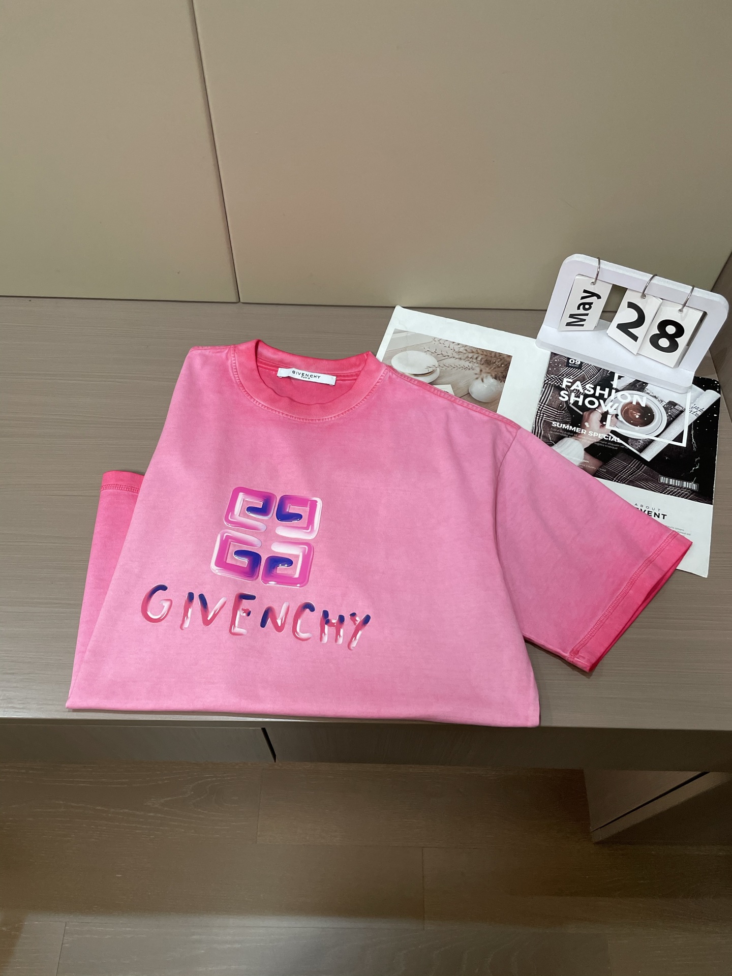 
纪梵希（GIVENCHY）粉色T恤，男女同款。 经典 logo 设计，色彩亮眼。宽松版型，日常穿搭吸睛