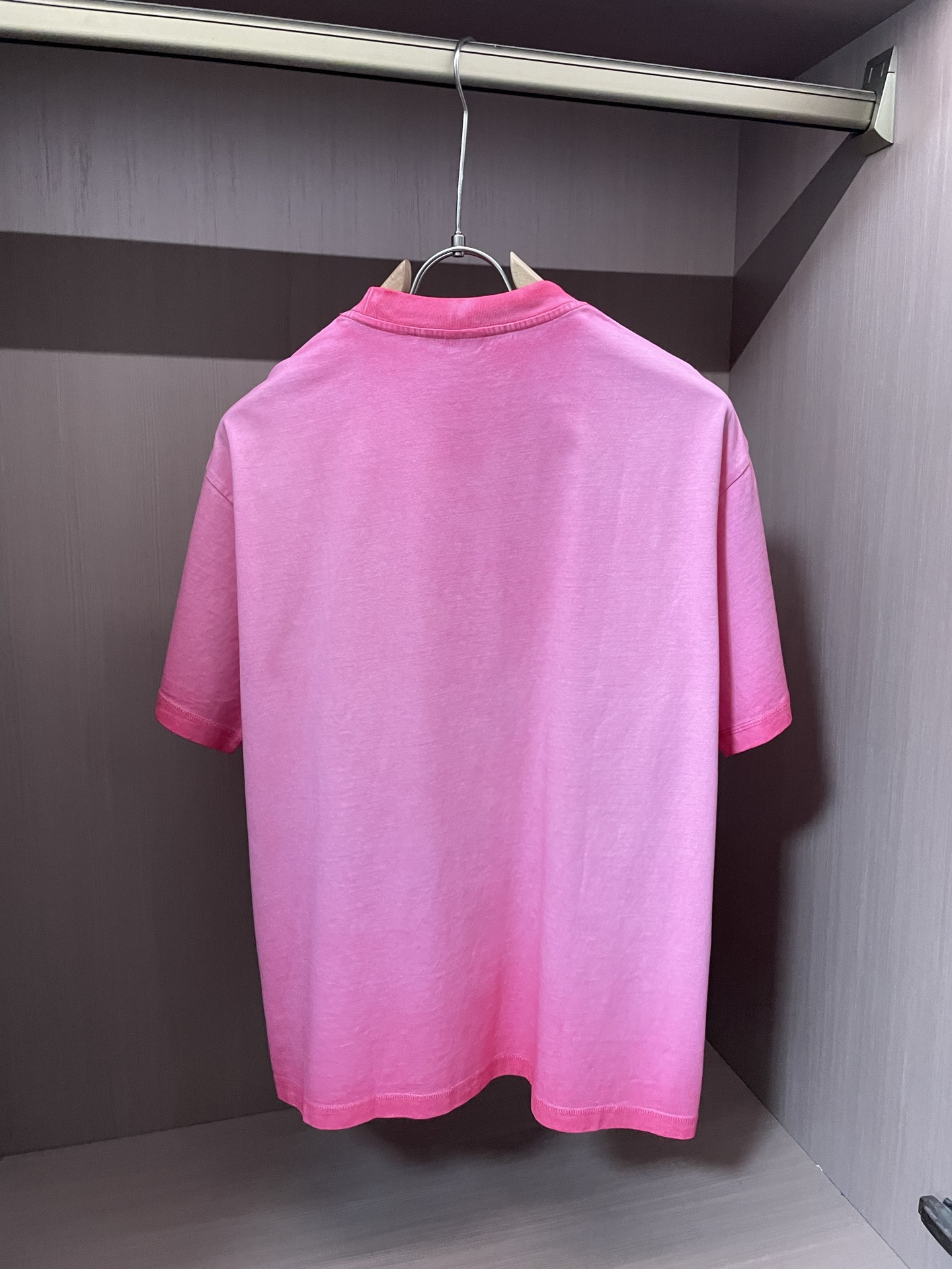 
纪梵希（GIVENCHY）粉色T恤，男女同款。 经典 logo 设计，色彩亮眼。宽松版型，日常穿搭吸睛