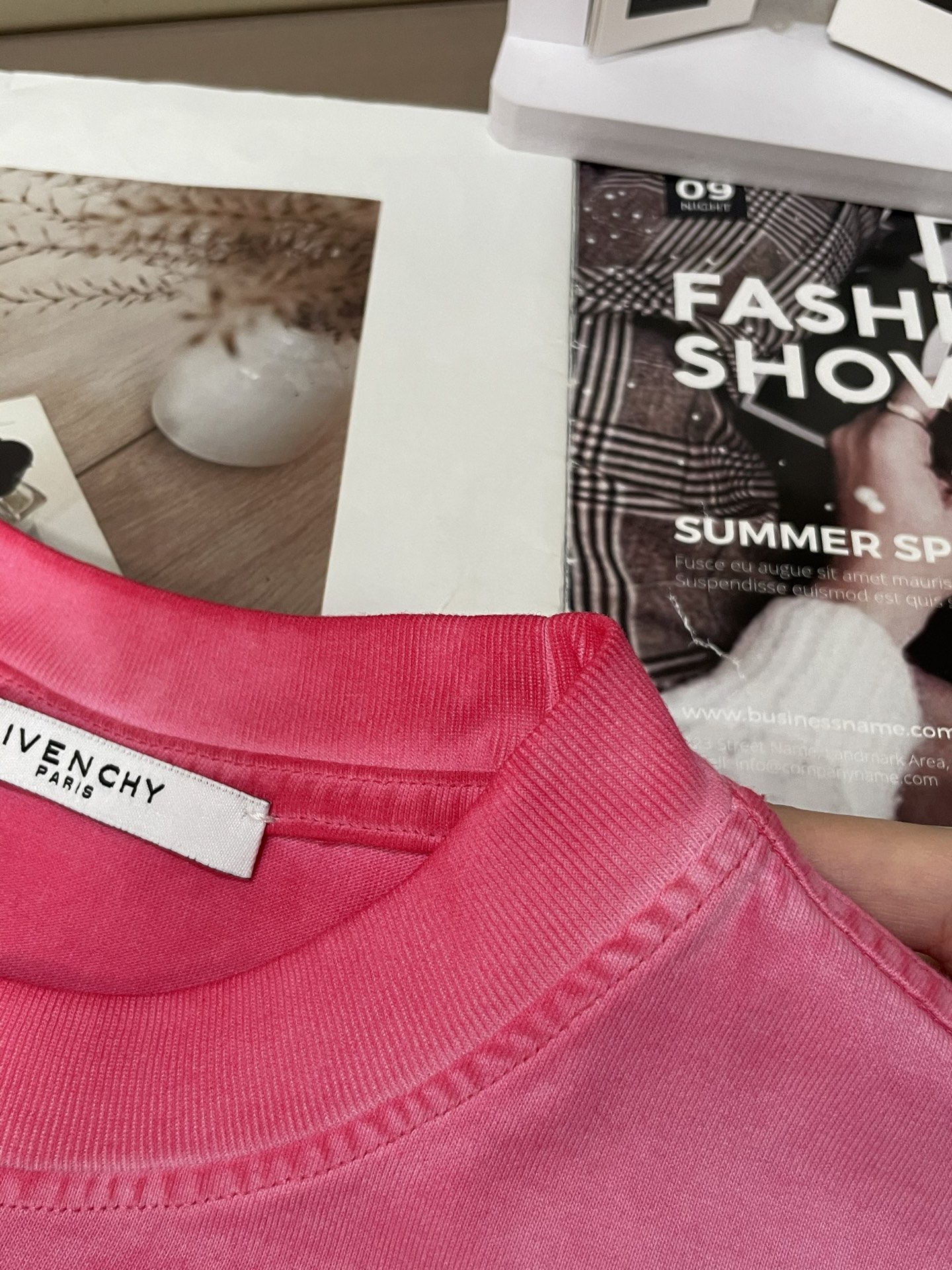 
纪梵希（GIVENCHY）粉色T恤，男女同款。 经典 logo 设计，色彩亮眼。宽松版型，日常穿搭吸睛