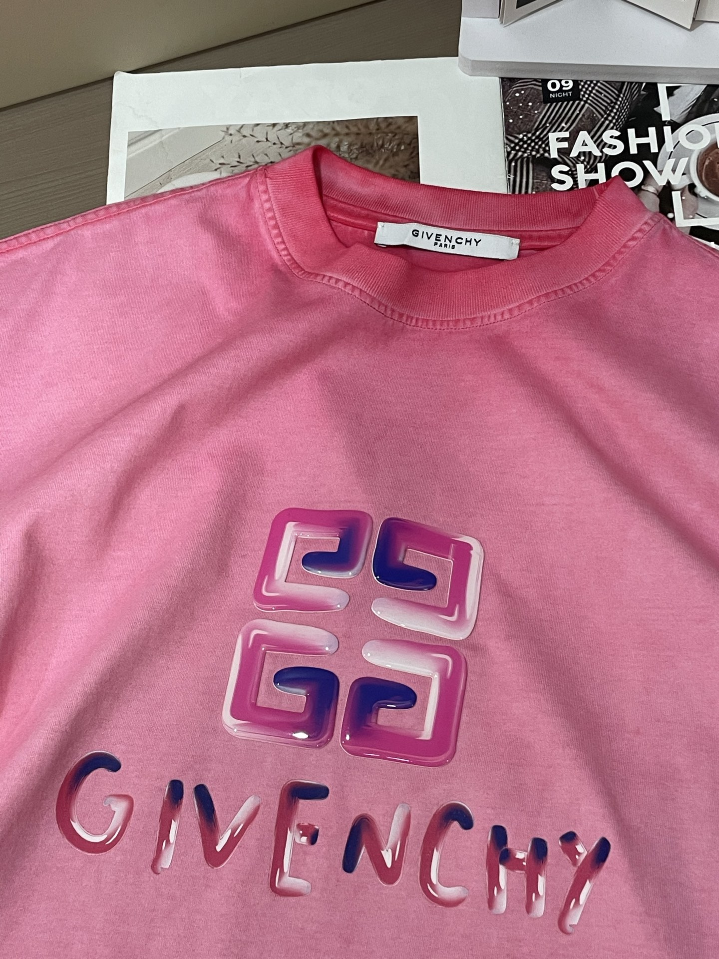 
纪梵希（GIVENCHY）粉色T恤，男女同款。 经典 logo 设计，色彩亮眼。宽松版型，日常穿搭吸睛