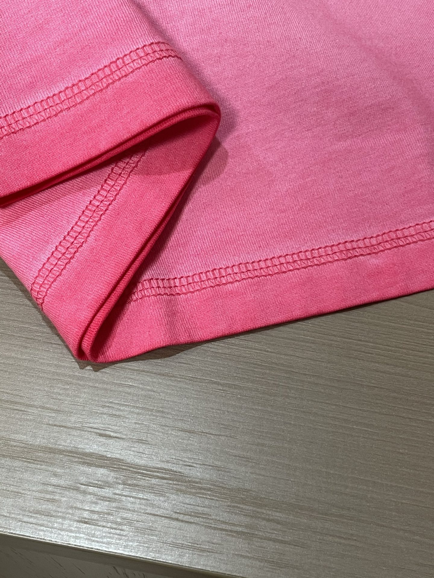 
纪梵希（GIVENCHY）粉色T恤，男女同款。 经典 logo 设计，色彩亮眼。宽松版型，日常穿搭吸睛