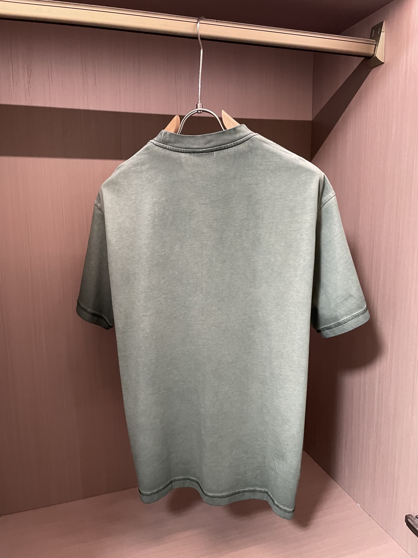 
（Gucci）做旧绿 T 恤，个性涂鸦式 logo 设计，复古又潮。宽松版型，日常单穿、叠穿都很炸，轻