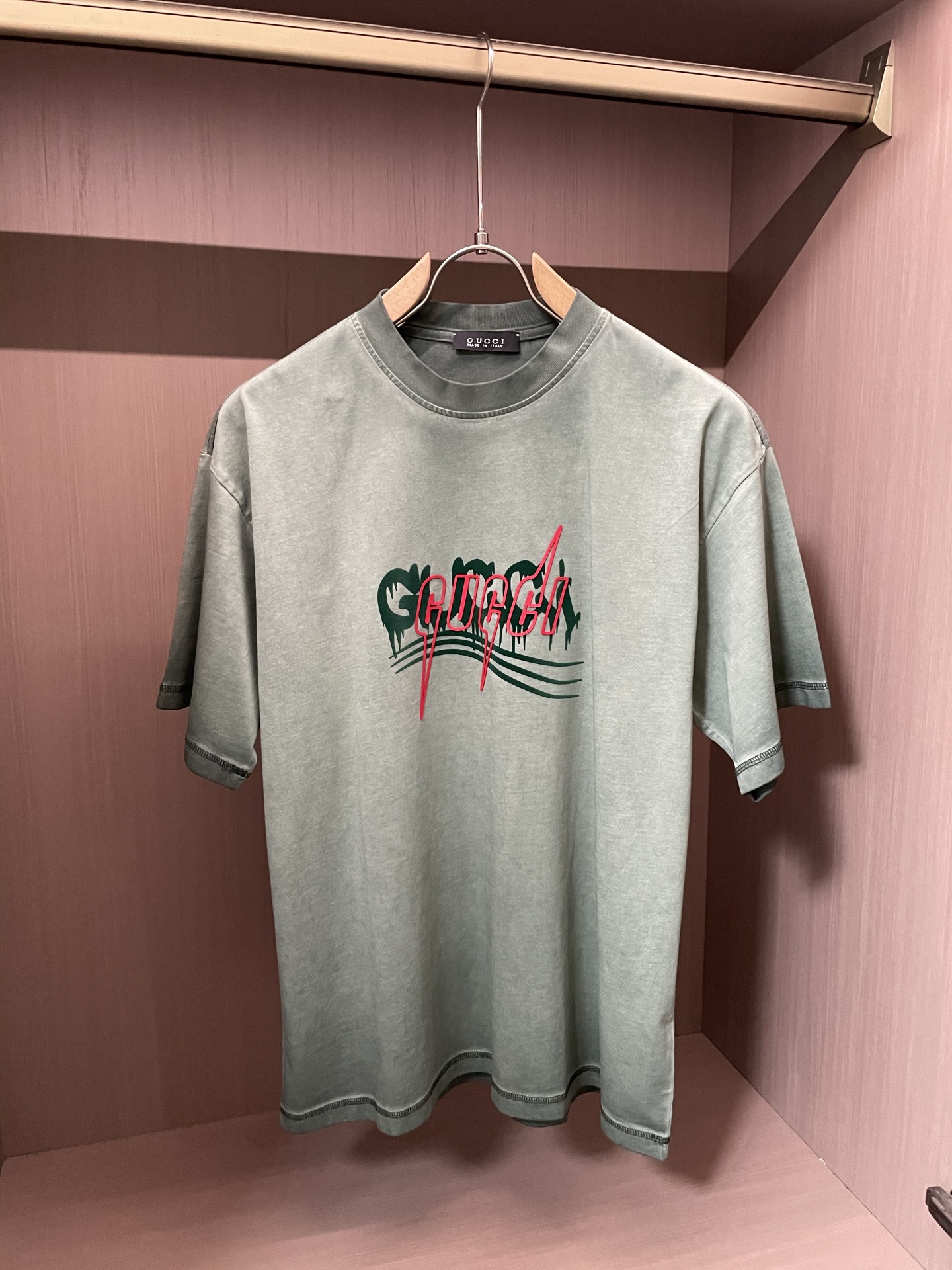 
（Gucci）做旧绿 T 恤，个性涂鸦式 logo 设计，复古又潮。宽松版型，日常单穿、叠穿都很炸，轻