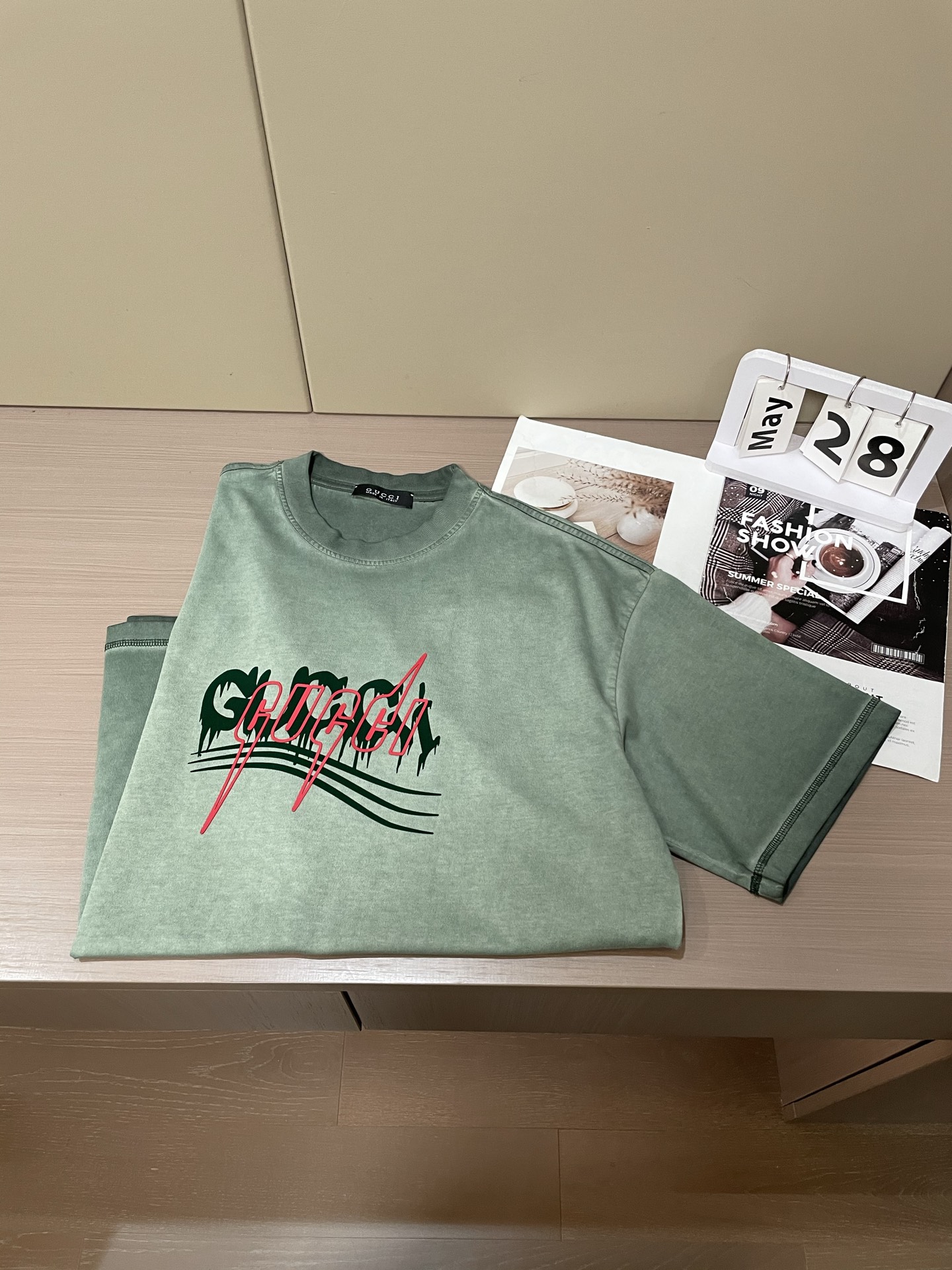 
（Gucci）做旧绿 T 恤，个性涂鸦式 logo 设计，复古又潮。宽松版型，日常单穿、叠穿都很炸，轻