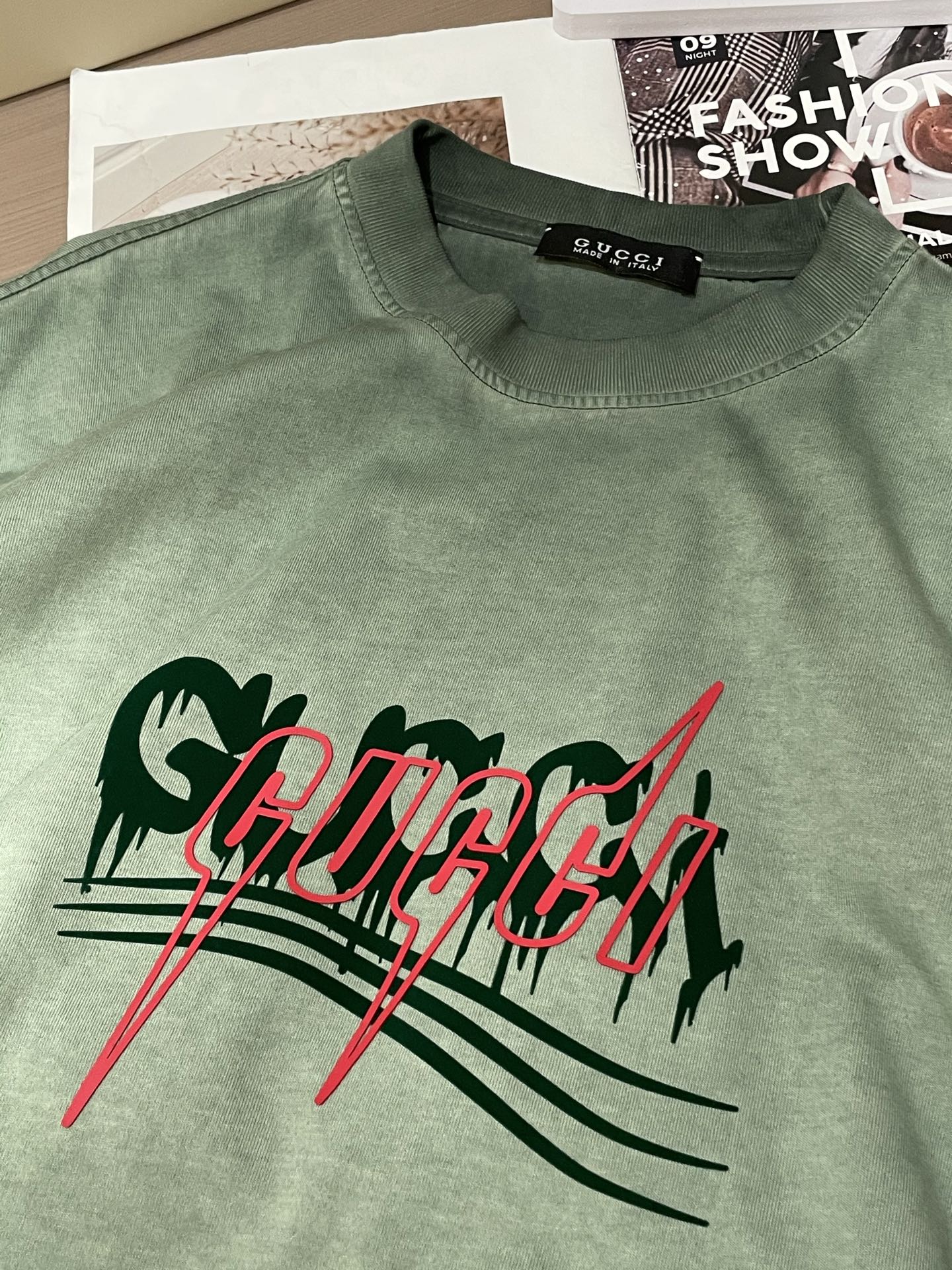 
（Gucci）做旧绿 T 恤，个性涂鸦式 logo 设计，复古又潮。宽松版型，日常单穿、叠穿都很炸，轻