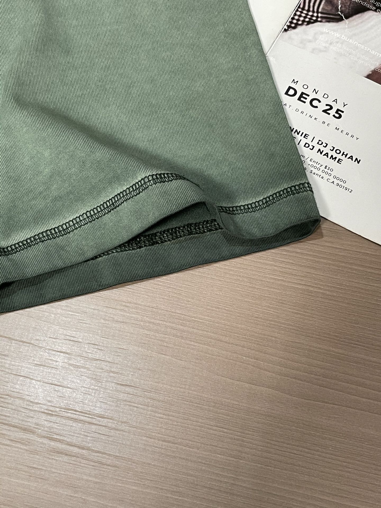 
（Gucci）做旧绿 T 恤，个性涂鸦式 logo 设计，复古又潮。宽松版型，日常单穿、叠穿都很炸，轻