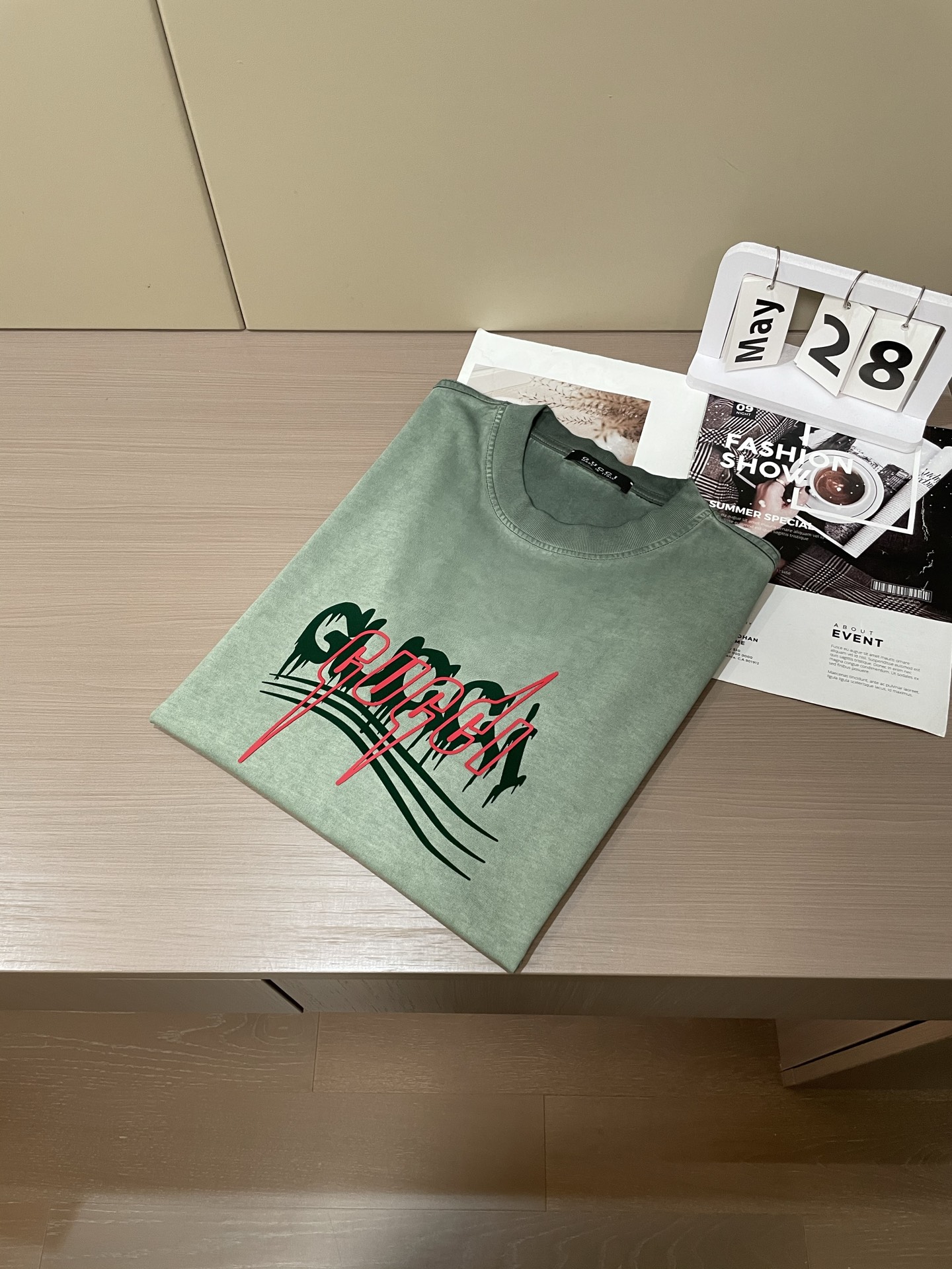 
（Gucci）做旧绿 T 恤，个性涂鸦式 logo 设计，复古又潮。宽松版型，日常单穿、叠穿都很炸，轻