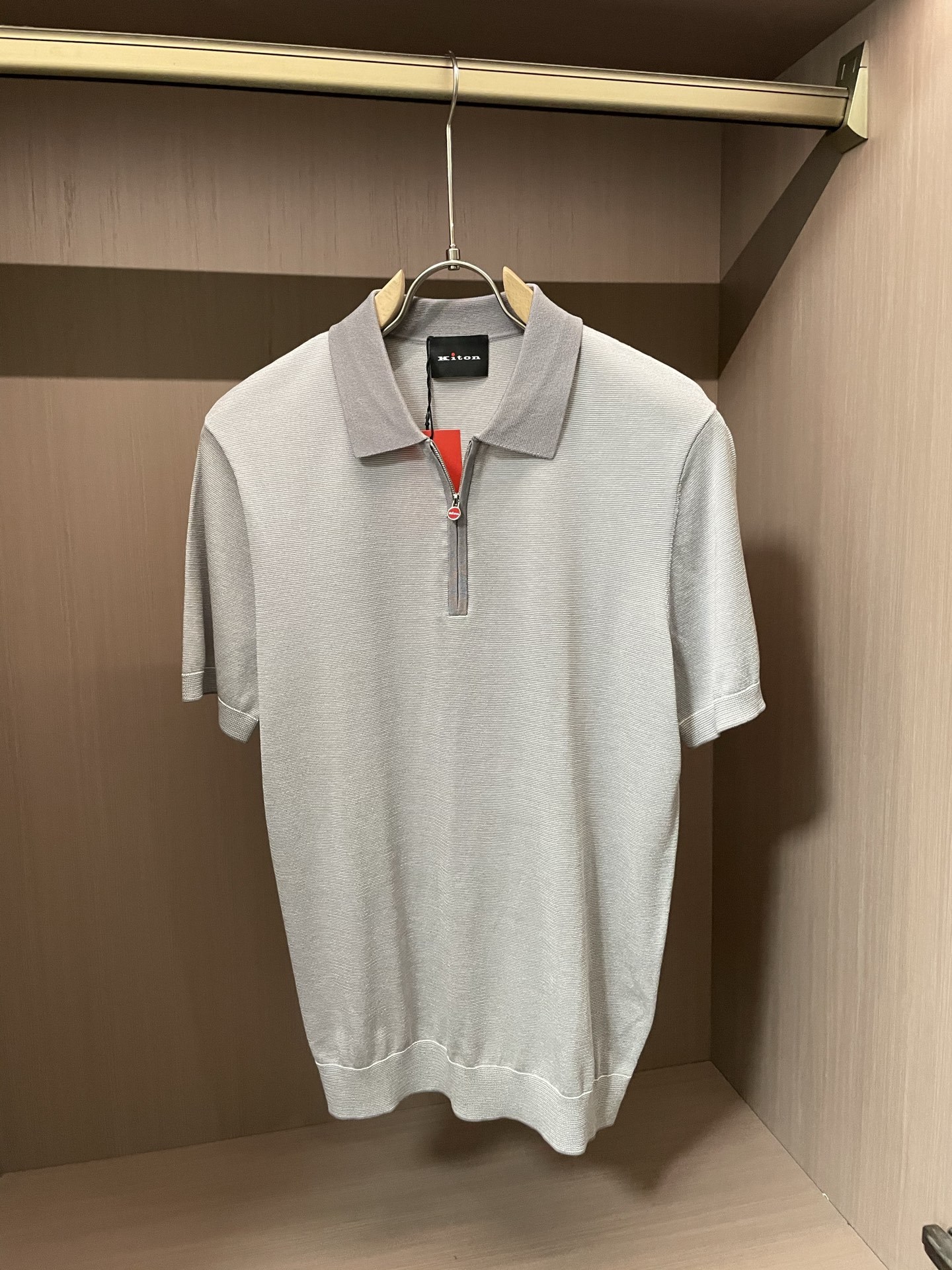 Kiton 2025春夏最新男士翻领短袖针织衫,精选针织棉质面料制成, 60支超柔长绒棉,16针密致针