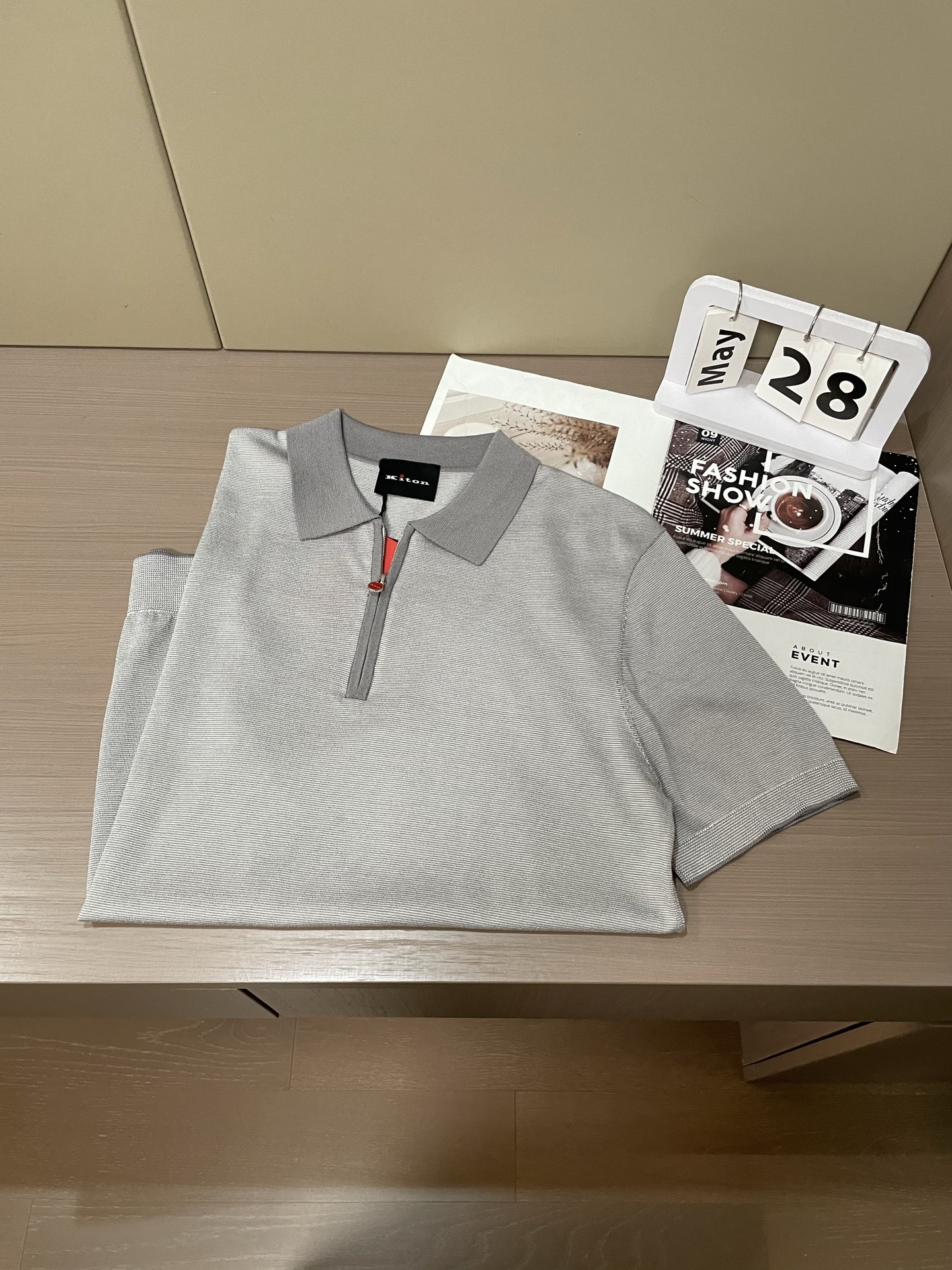 Kiton 2025春夏最新男士翻领短袖针织衫,精选针织棉质面料制成, 60支超柔长绒棉,16针密致针