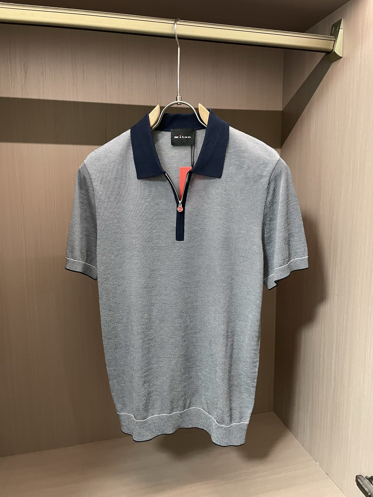 Kiton 2025春夏最新男士翻领短袖针织衫,精选针织棉质面料制成, 60支超柔长绒棉,16针密致针