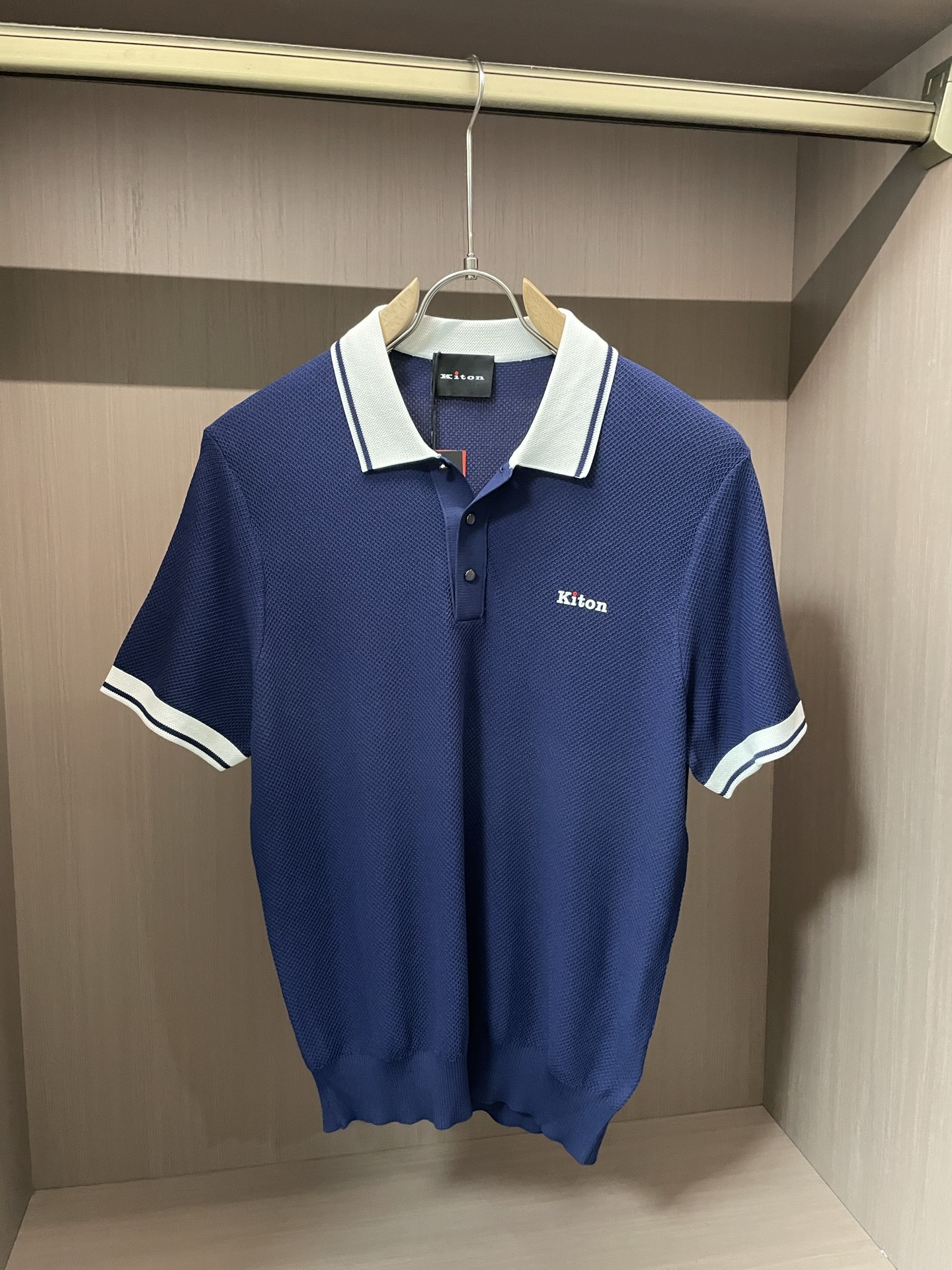 Kiton 2025春夏最新男士翻领短袖针织衫,精选针织棉质面料制成, 60支超柔长绒棉,16针密致针