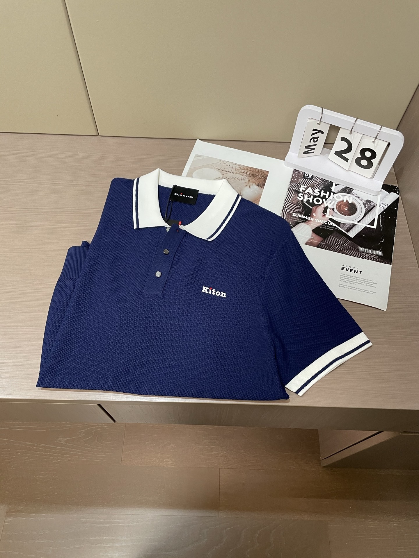 Kiton 2025春夏最新男士翻领短袖针织衫,精选针织棉质面料制成, 60支超柔长绒棉,16针密致针