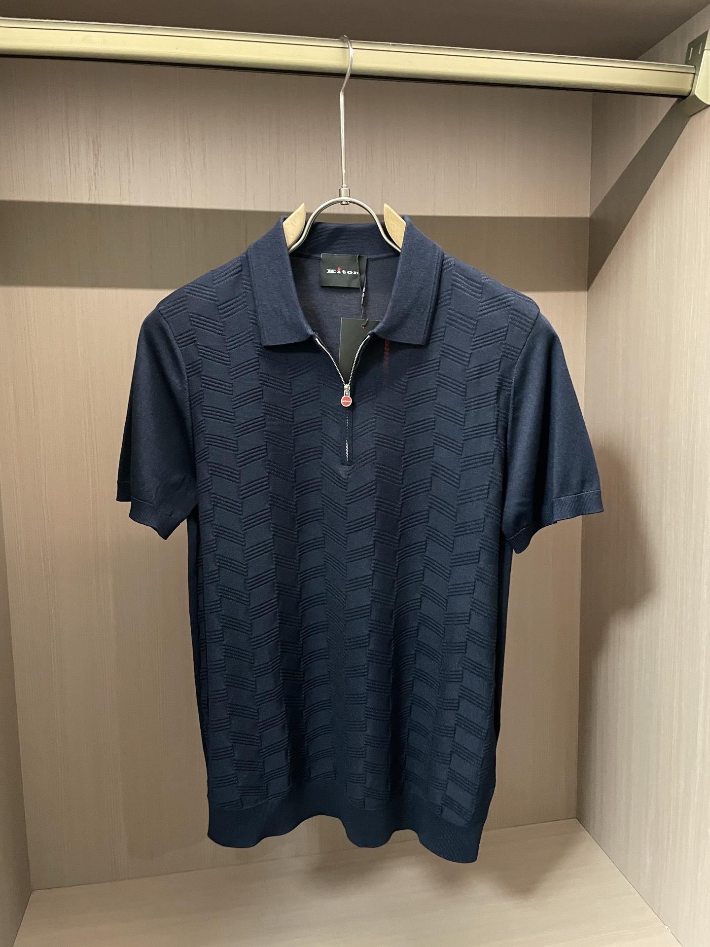 Kiton 2025春夏最新男士翻领短袖针织衫,精选针织棉质面料制成, 60支超柔长绒棉,16针密致针