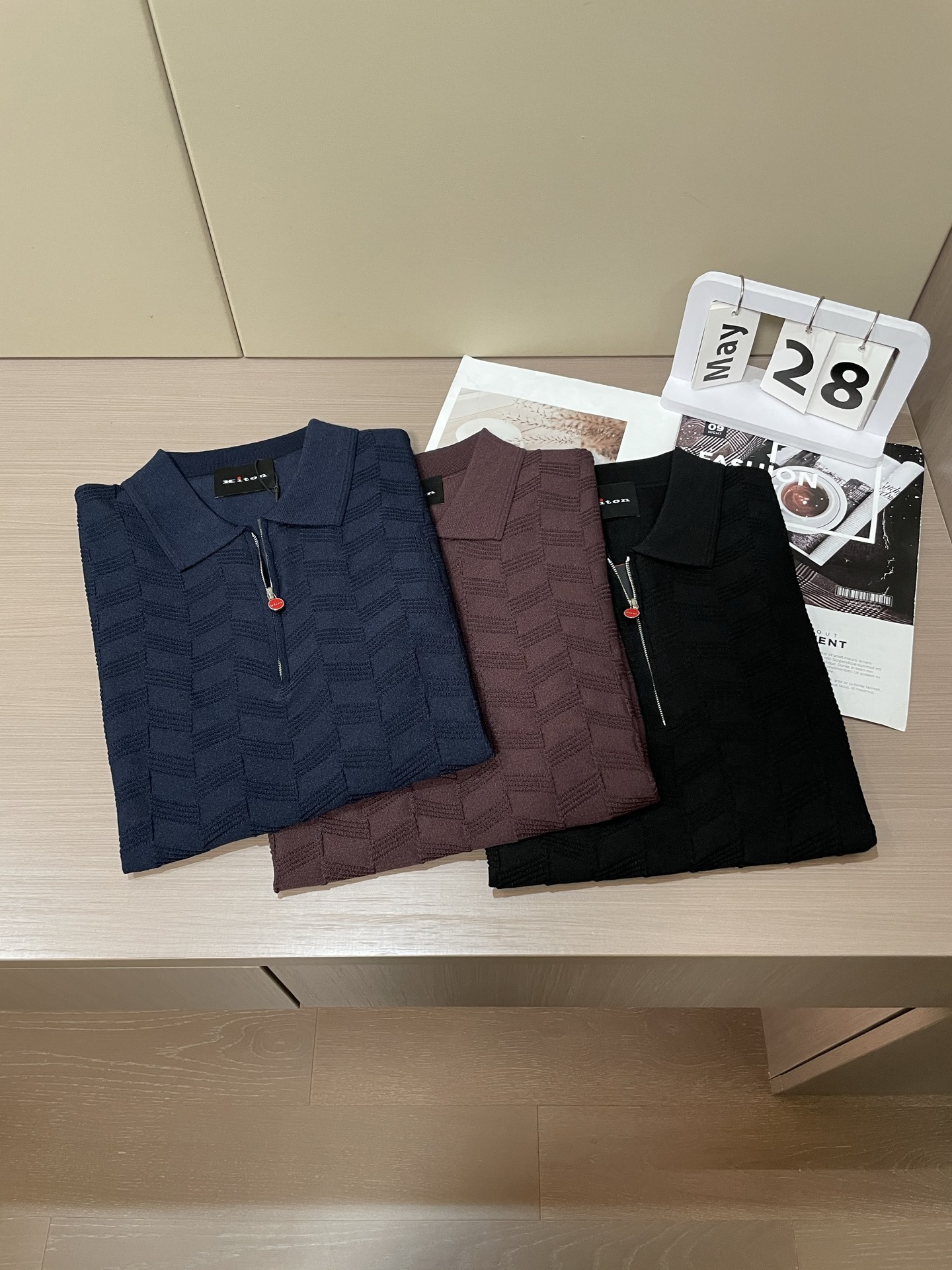 Kiton 2025春夏最新男士翻领短袖针织衫,精选针织棉质面料制成, 60支超柔长绒棉,16针密致针