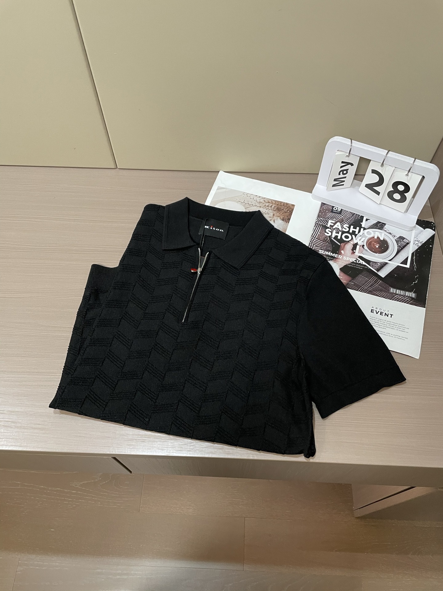 Kiton 2025春夏最新男士翻领短袖针织衫,精选针织棉质面料制成, 60支超柔长绒棉,16针密致针