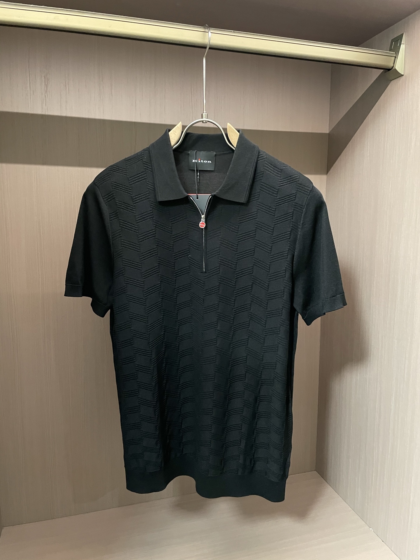 Kiton 2025春夏最新男士翻领短袖针织衫,精选针织棉质面料制成, 60支超柔长绒棉,16针密致针