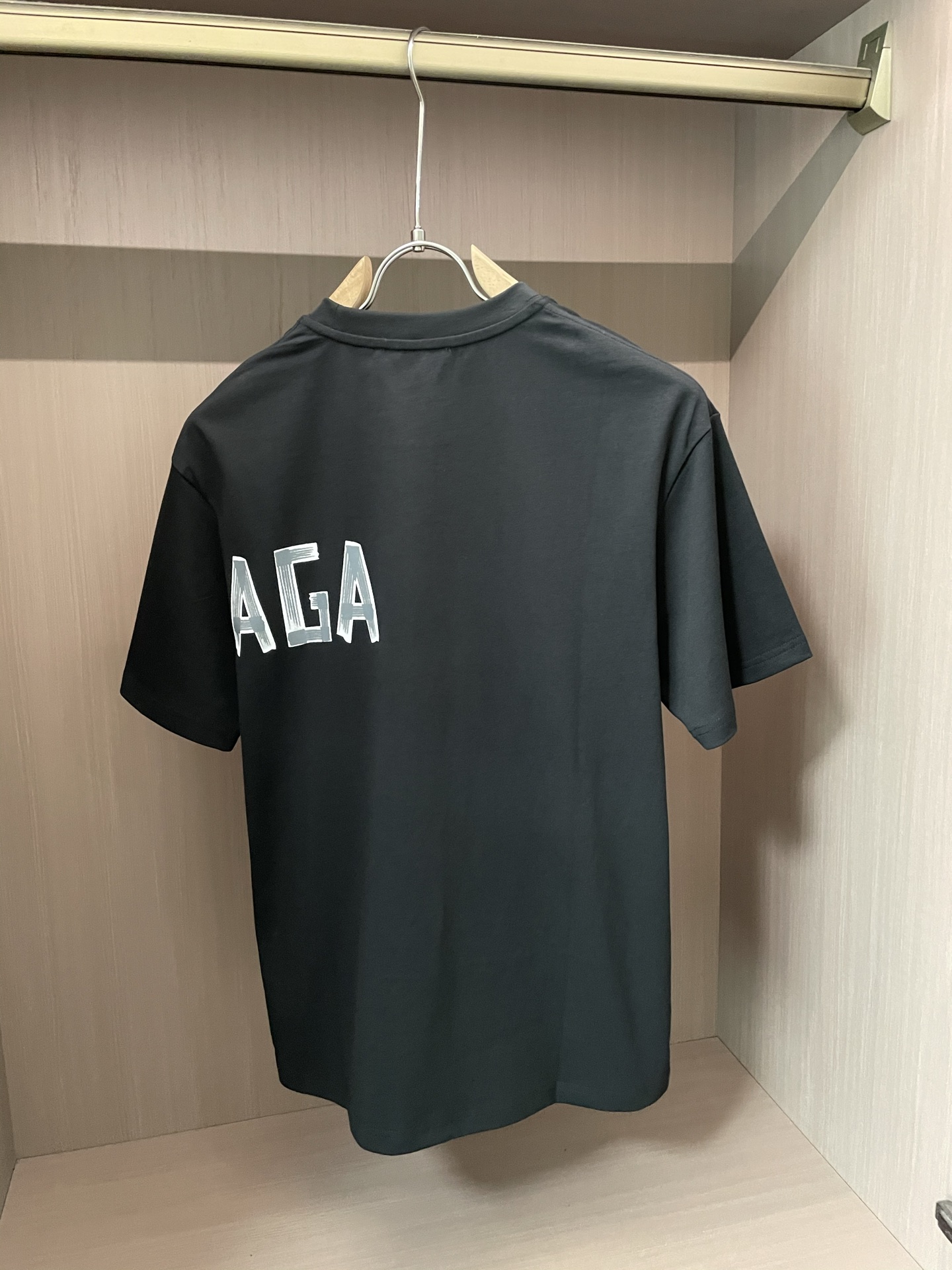 
巴黎世家 官网同款 官网同款 官网同款⚠️
重磅推荐！2025ss夏装新品 专柜在售 最新系列图案lo