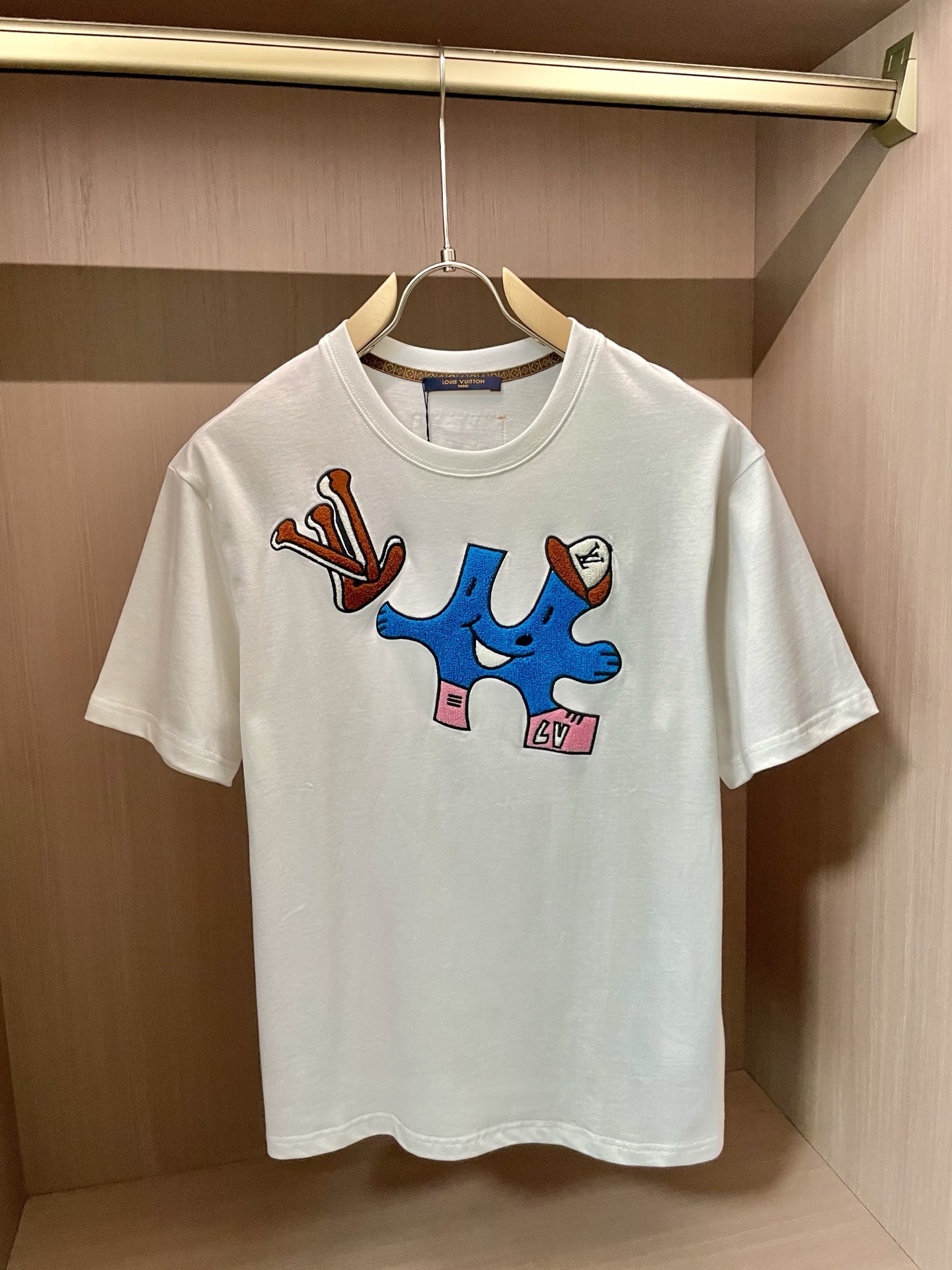 
Lv 官网同款 官网同款 官网同款⚠️
重磅推荐！2025ss夏装新品 专柜在售 最新系列图案logo