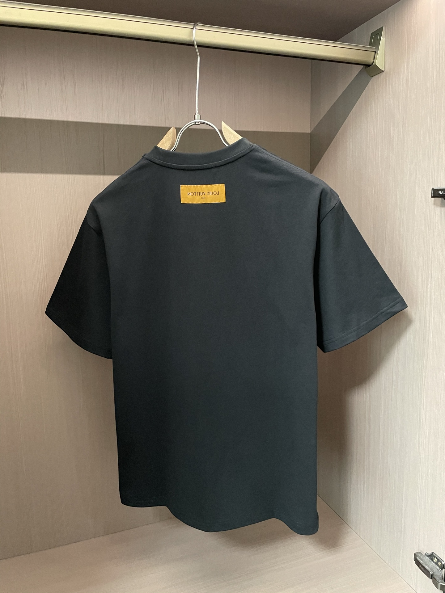 
Lv 官网同款 官网同款 官网同款⚠️
重磅推荐！2025ss夏装新品 专柜在售 最新系列图案logo