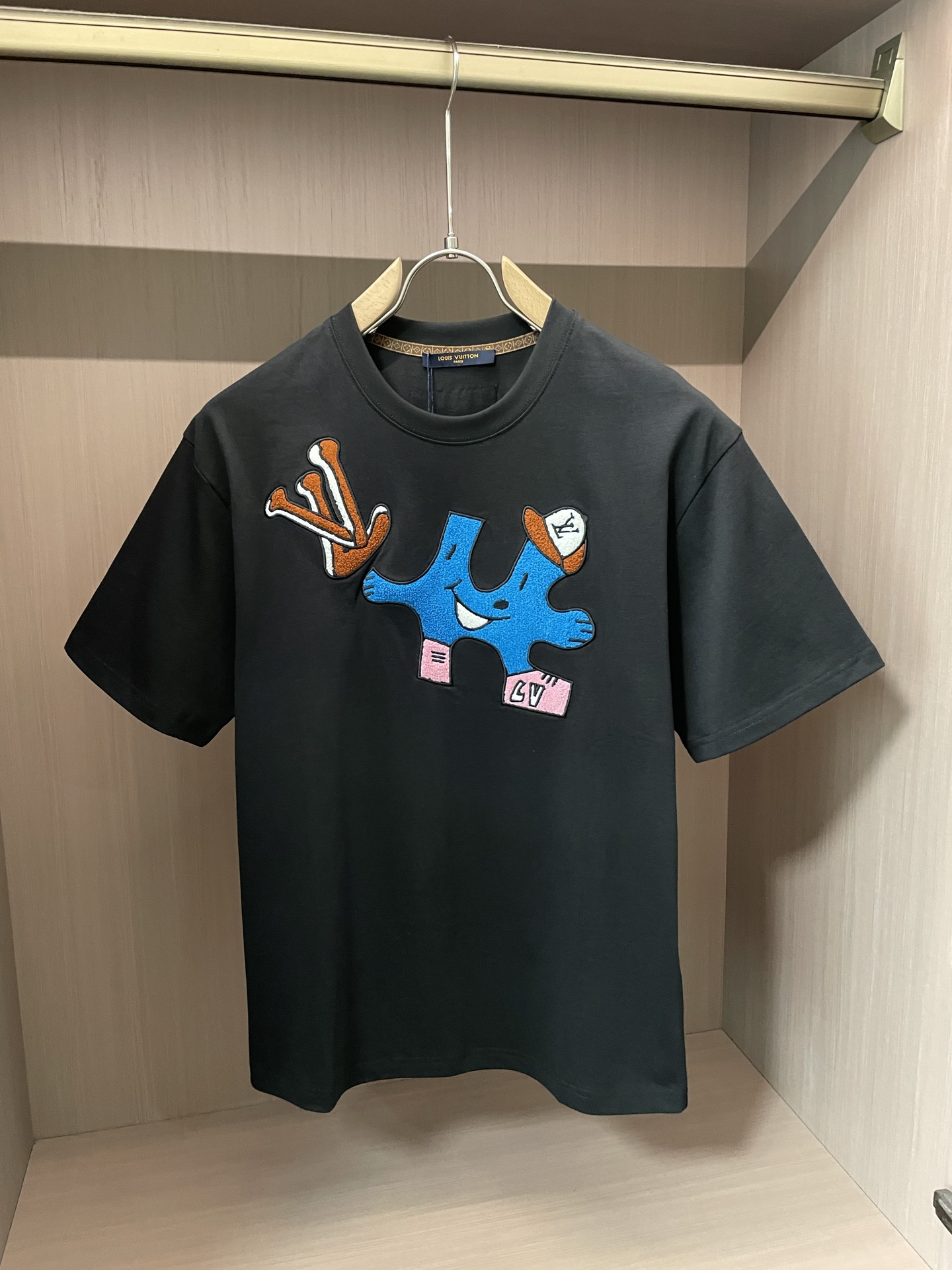 
Lv 官网同款 官网同款 官网同款⚠️
重磅推荐！2025ss夏装新品 专柜在售 最新系列图案logo
