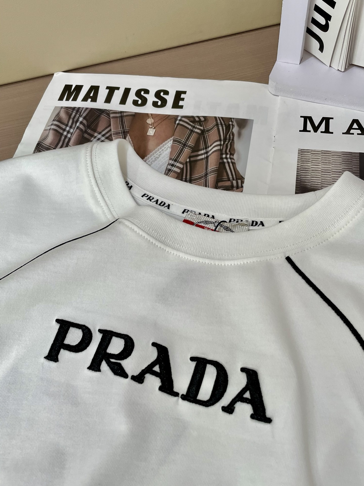
Prad  官网同款 官网同款 官网同款⚠️
重磅推荐！2025ss夏装新品 专柜在售 最新系列图案l