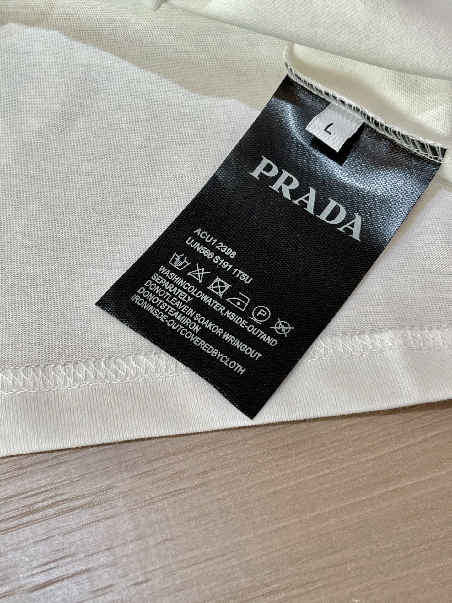 
Prad  官网同款 官网同款 官网同款⚠️
重磅推荐！2025ss夏装新品 专柜在售 最新系列图案l