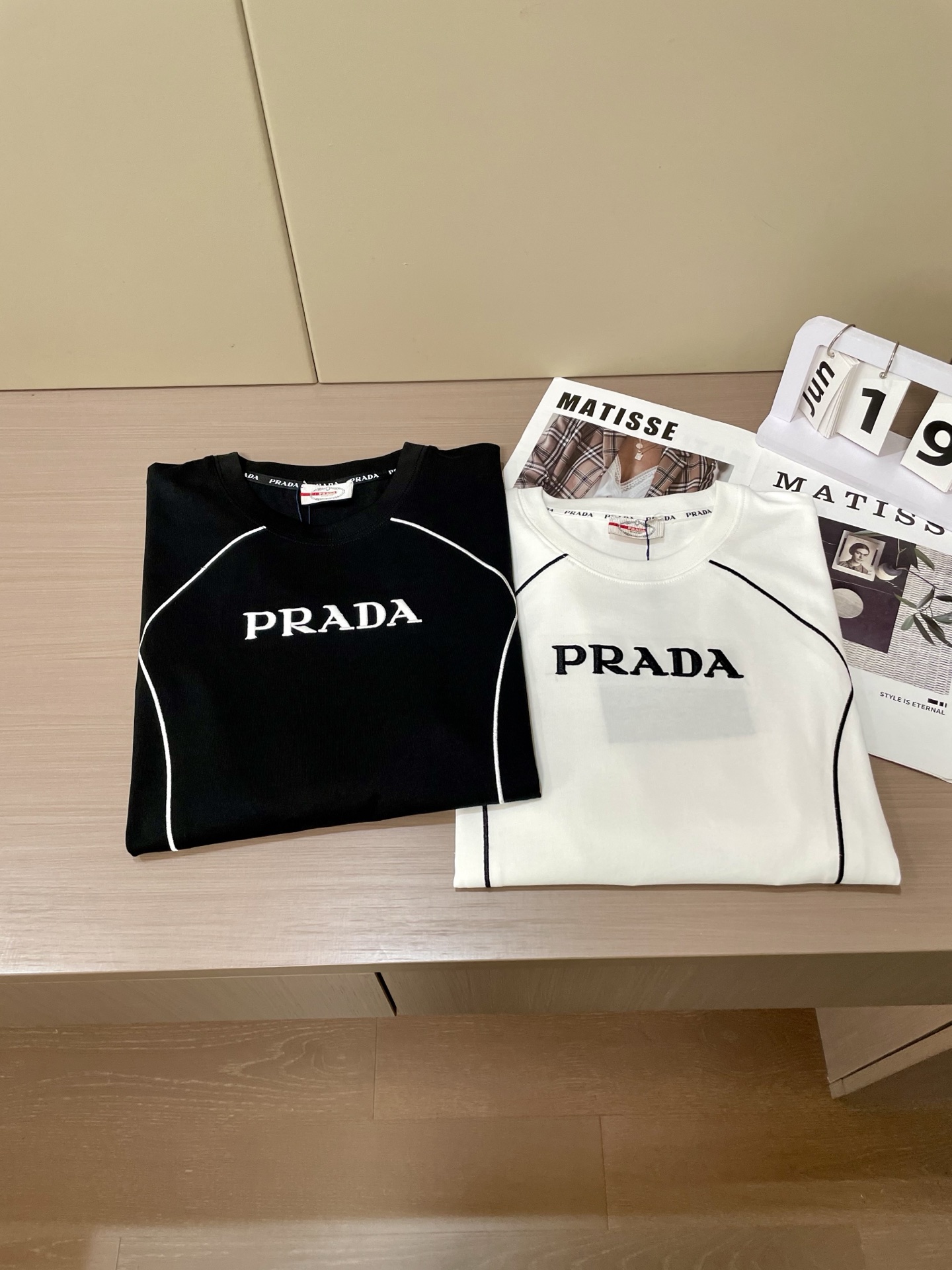 
Prad  官网同款 官网同款 官网同款⚠️
重磅推荐！2025ss夏装新品 专柜在售 最新系列图案l
