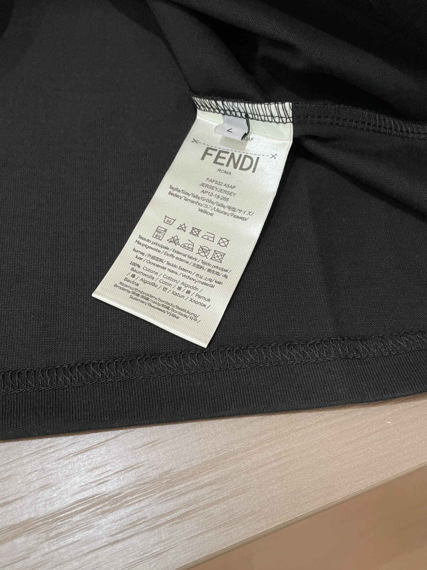 
FD  官网同款 官网同款 官网同款⚠️
重磅推荐！2025ss夏装新品 专柜在售 最新系列图案log
