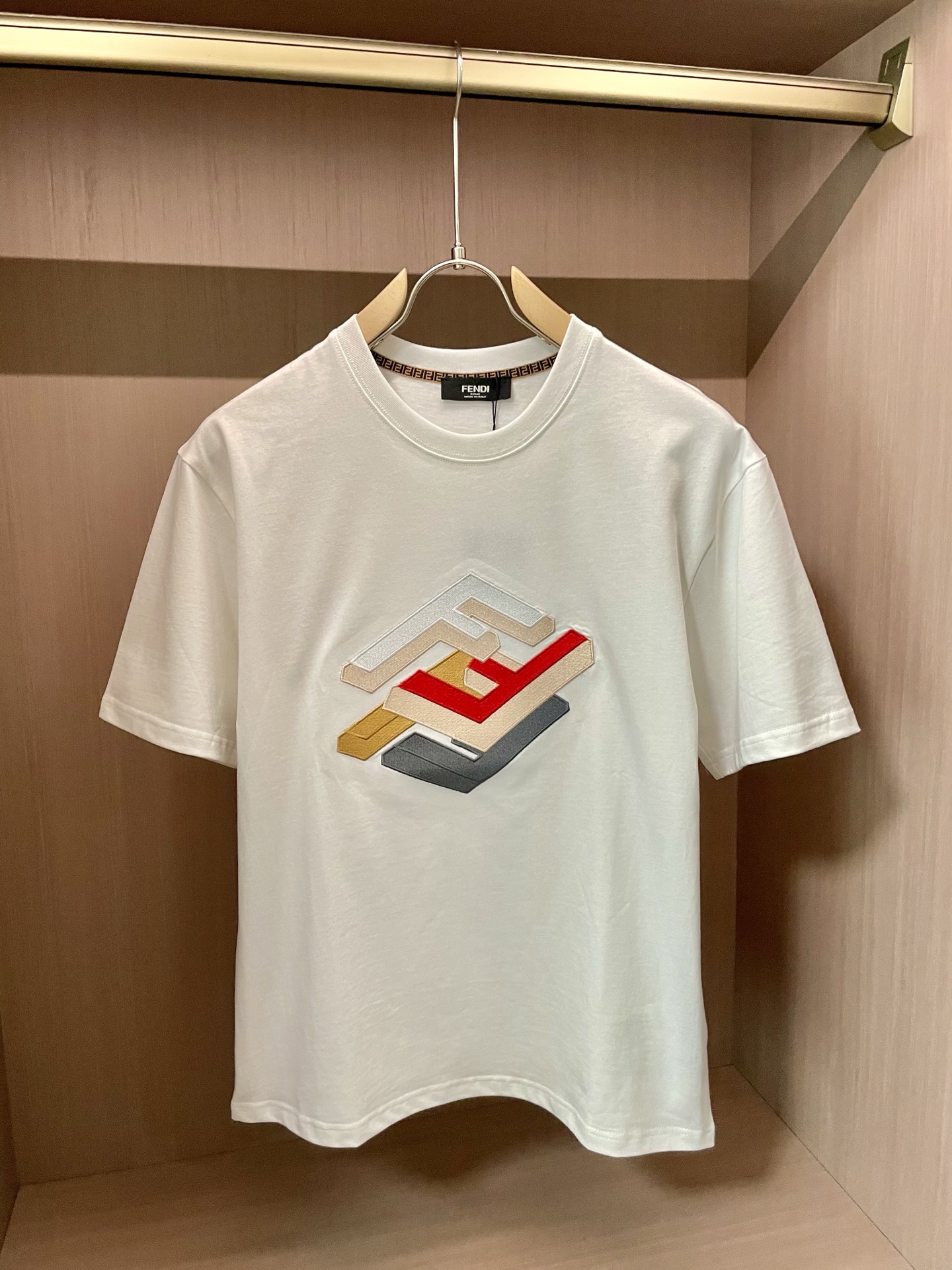 
FD  官网同款 官网同款 官网同款⚠️
重磅推荐！2025ss夏装新品 专柜在售 最新系列图案log