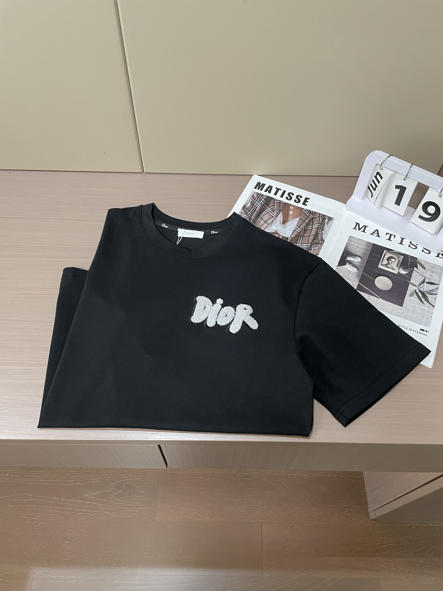 
Dior  官网同款 官网同款 官网同款⚠️
重磅推荐！2025ss夏装新品 专柜在售 最新系列图案l