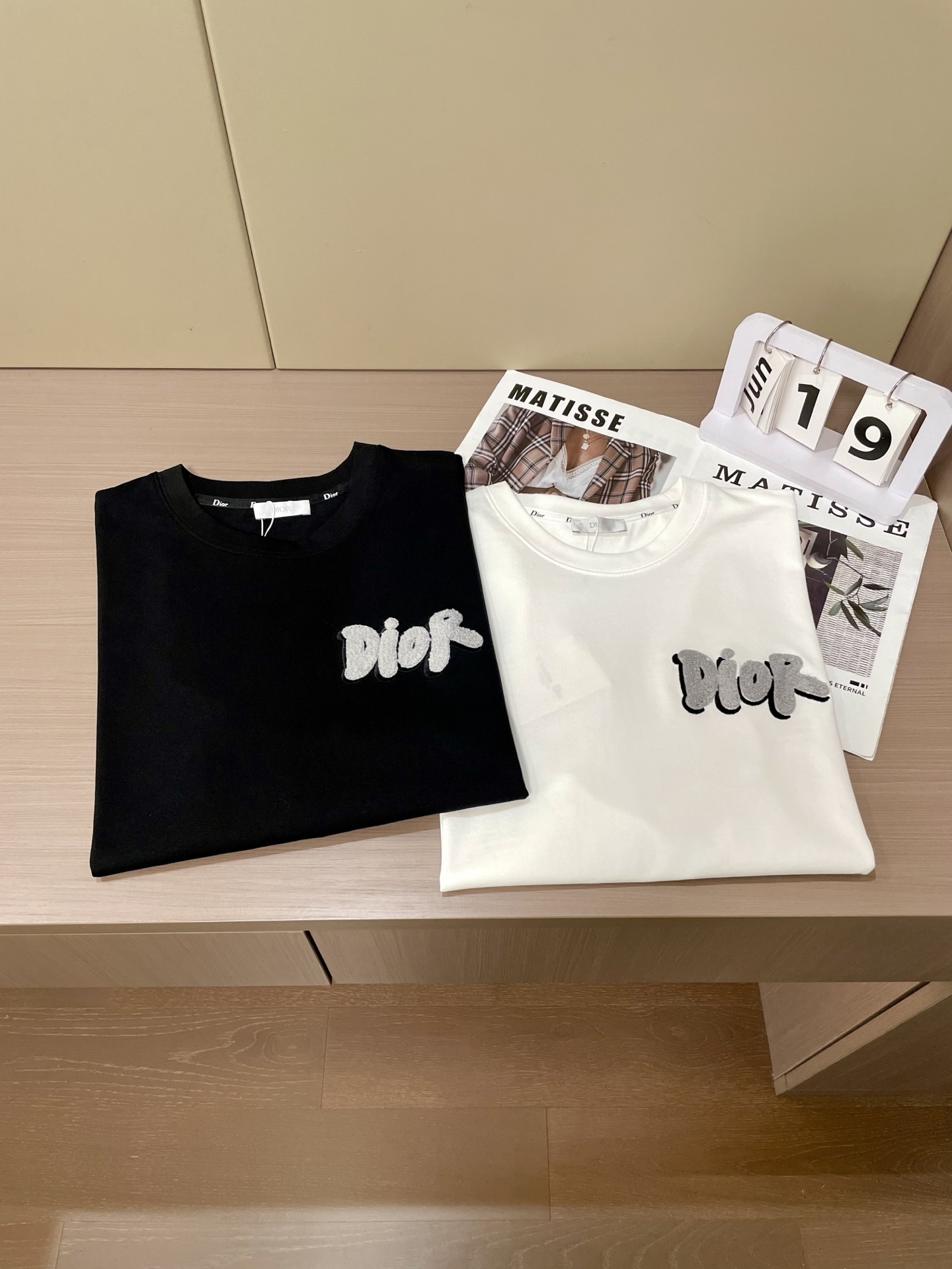 
Dior  官网同款 官网同款 官网同款⚠️
重磅推荐！2025ss夏装新品 专柜在售 最新系列图案l