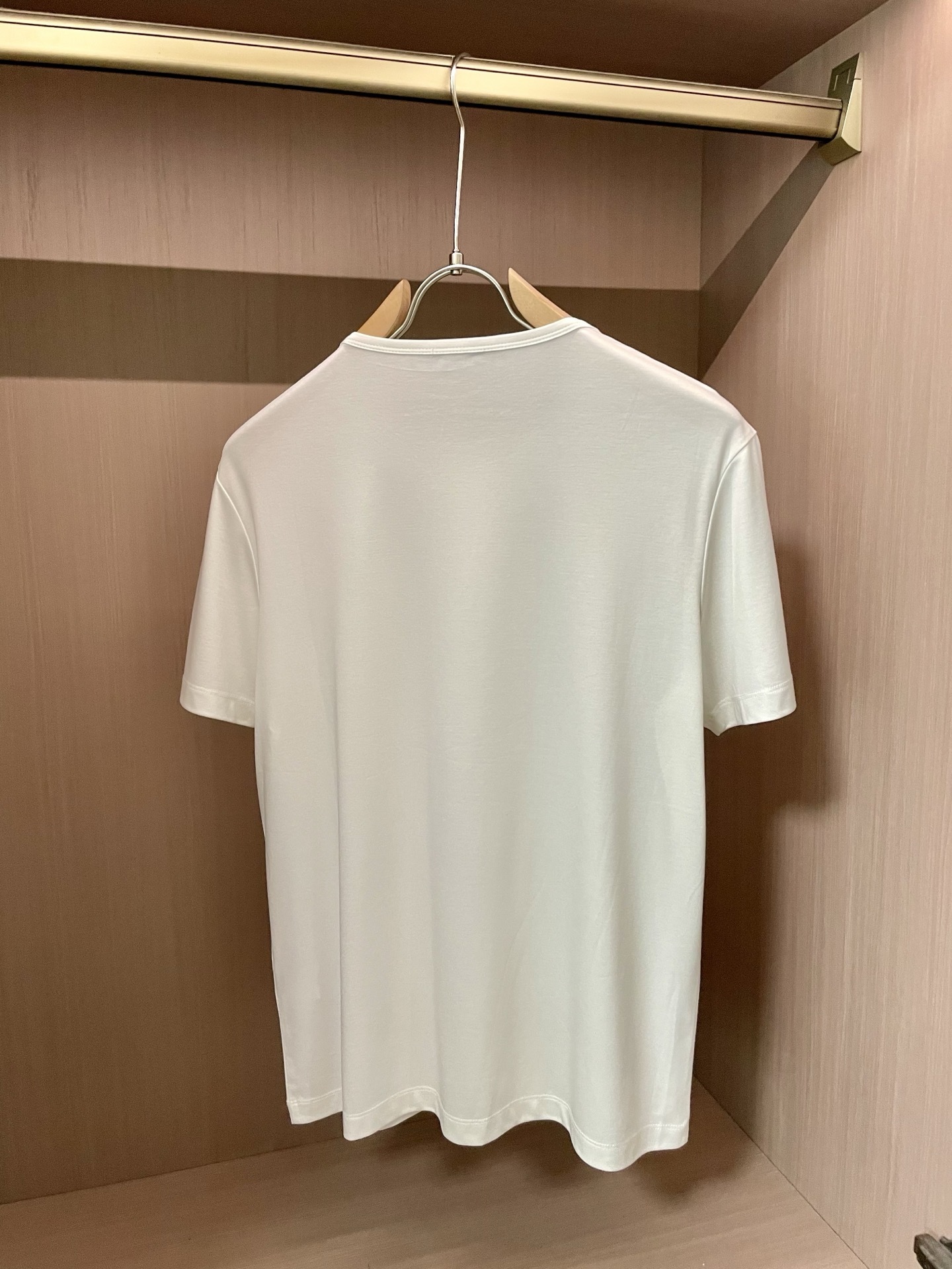 尺码m-xxxl
Prada 被问爆的「隐形贵气」白T!极简设计杀疯了
谁懂啊!这件白T把「低调