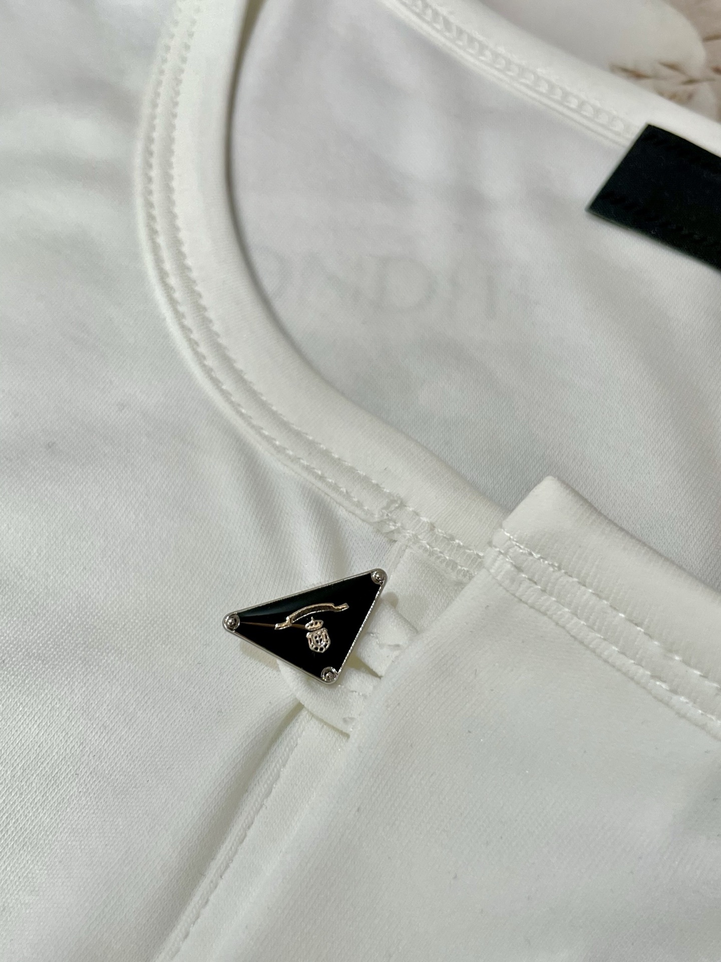 尺码m-xxxl
Prada 被问爆的「隐形贵气」白T!极简设计杀疯了
谁懂啊!这件白T把「低调