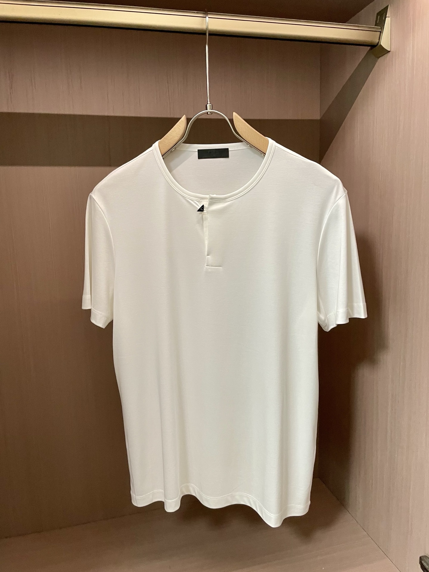尺码m-xxxl
Prada 被问爆的「隐形贵气」白T!极简设计杀疯了
谁懂啊!这件白T把「低调