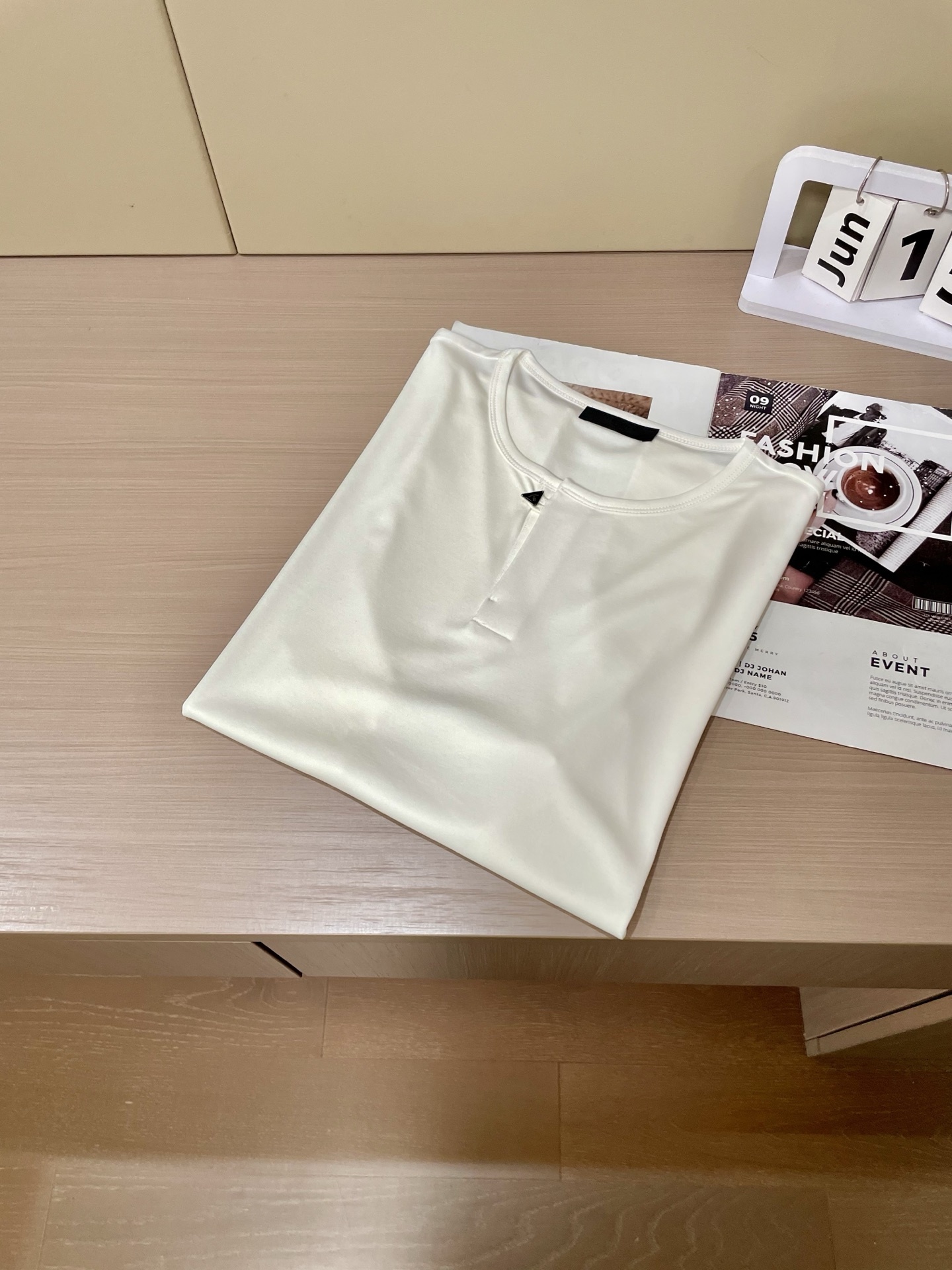 尺码m-xxxl
Prada 被问爆的「隐形贵气」白T!极简设计杀疯了
谁懂啊!这件白T把「低调