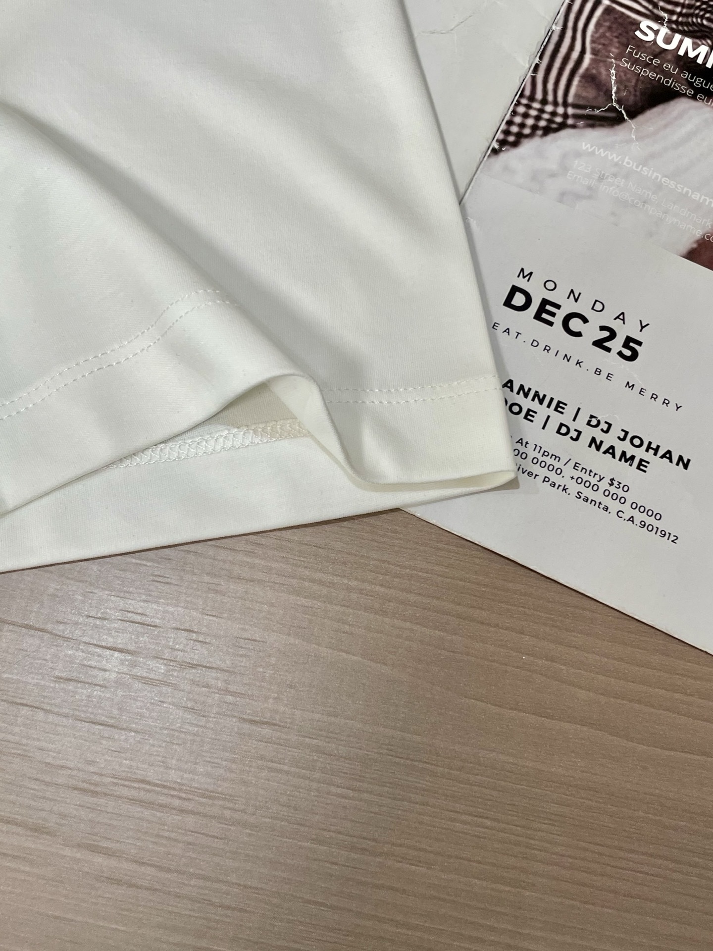 尺码m-xxxl
Prada 被问爆的「隐形贵气」白T!极简设计杀疯了
谁懂啊!这件白T把「低调