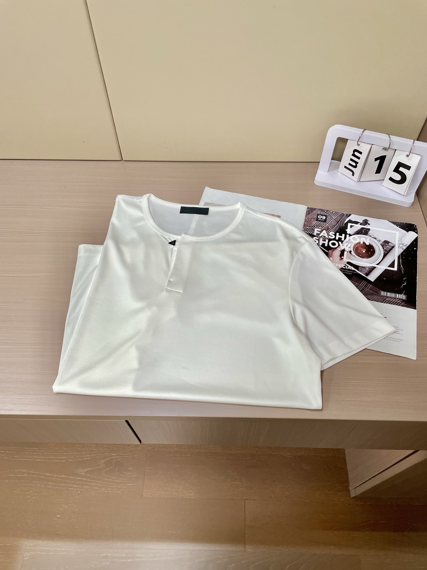 尺码m-xxxl
Prada 被问爆的「隐形贵气」白T!极简设计杀疯了
谁懂啊!这件白T把「低调