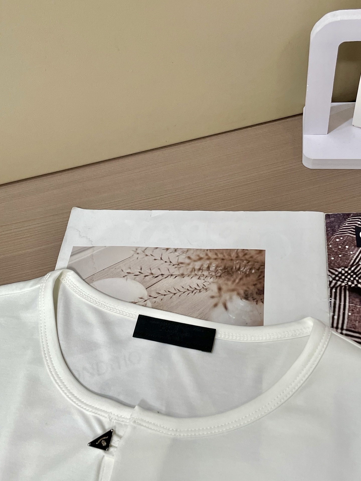 尺码m-xxxl
Prada 被问爆的「隐形贵气」白T!极简设计杀疯了
谁懂啊!这件白T把「低调