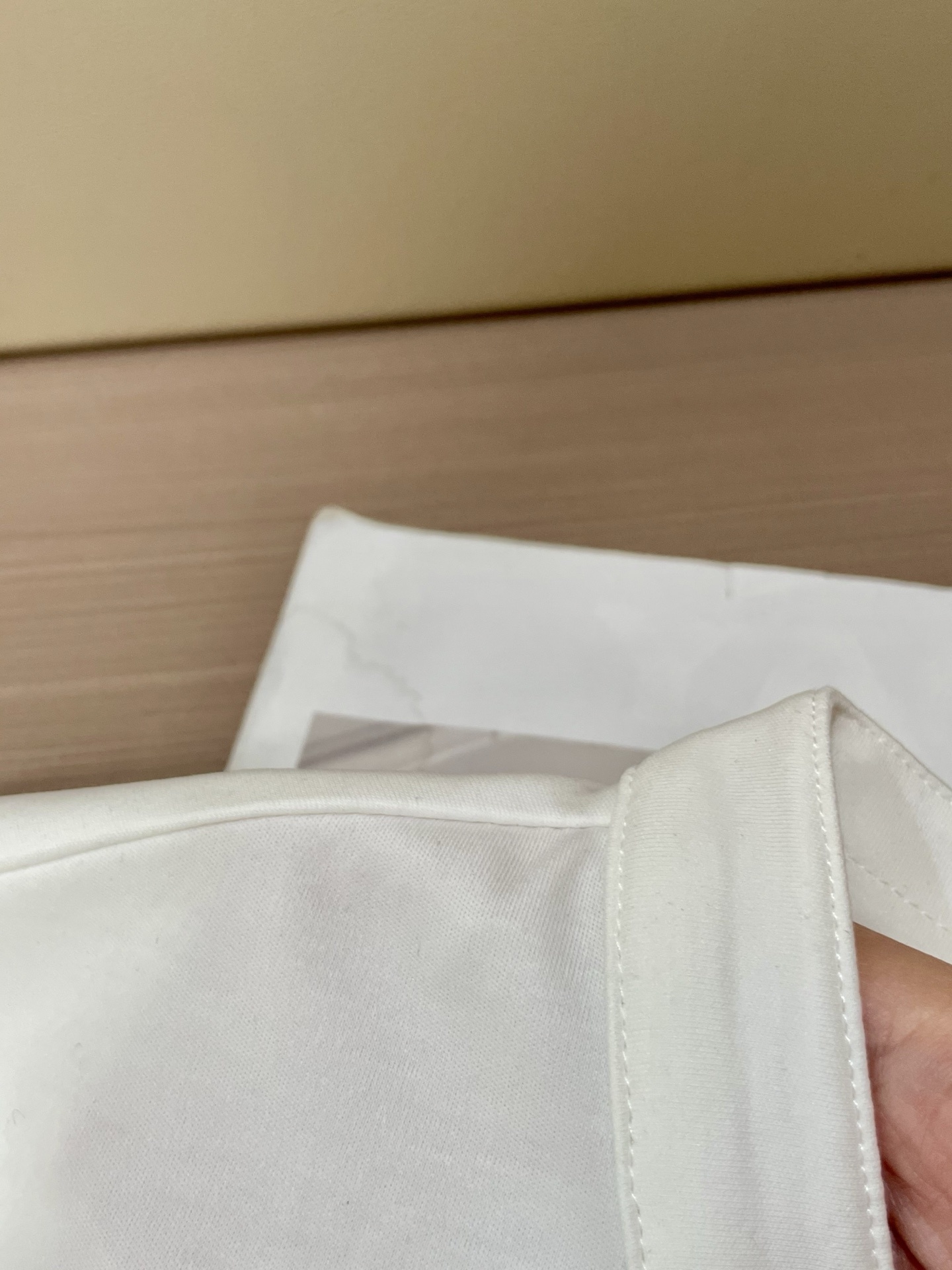 尺码m-xxxl
Prada 黑白双煞!把「隐形贵气」焊在身上的神级T恤
谁懂啊!这两件黑白T